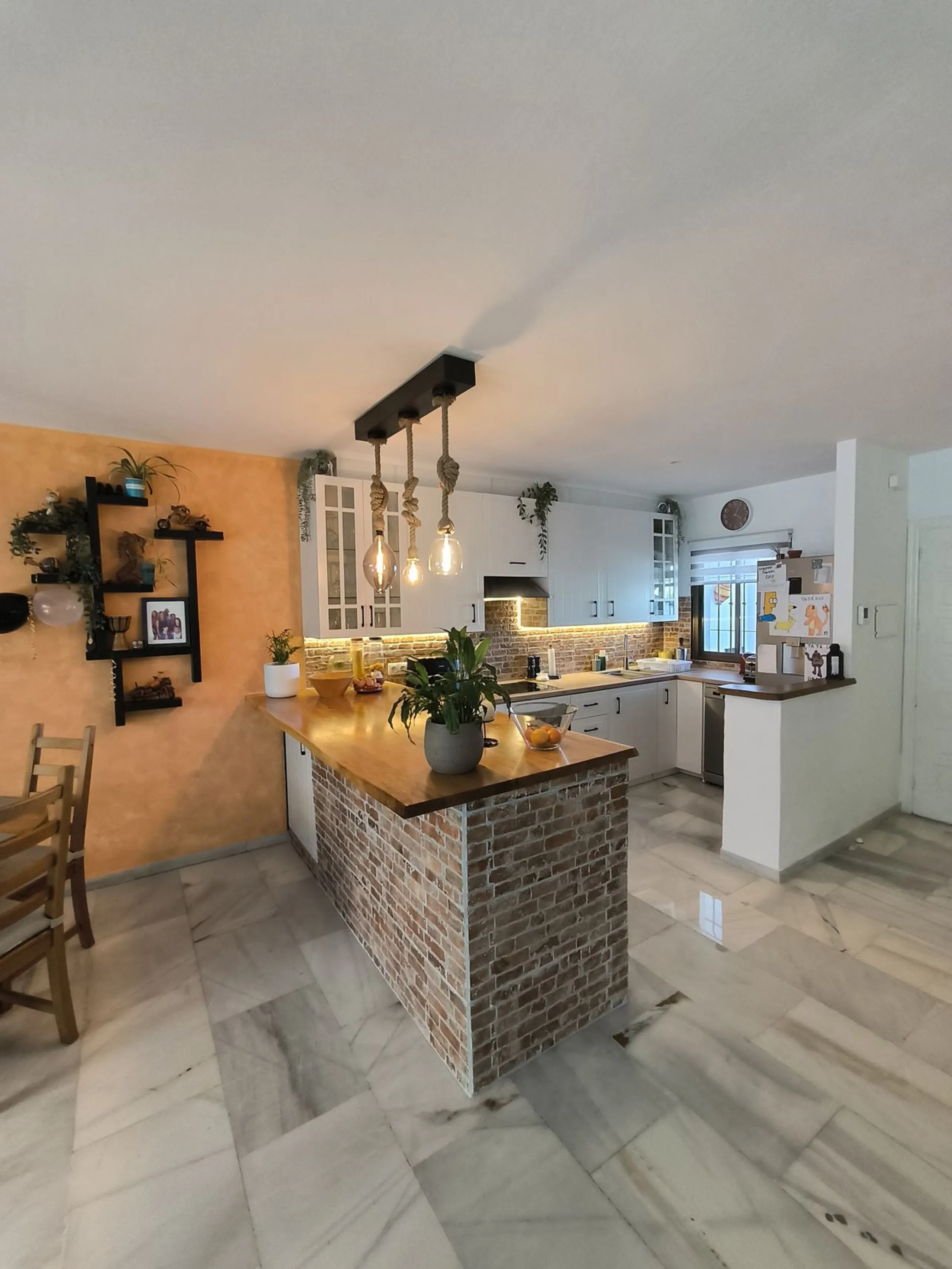 Situated in the popular residential area of Cerros del Aguila, just a short drive from the beach and the vibrant centre of Fuengirola, this beautifully renovated semi-detached house is ready to move straight into.