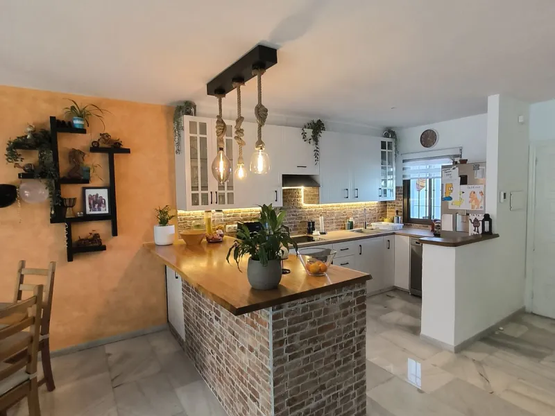 Situated in the popular residential area of Cerros del Aguila, just a short drive from the beach and the vibrant centre of Fuengirola, this beautifully renovated semi-detached house is ready to move straight into.