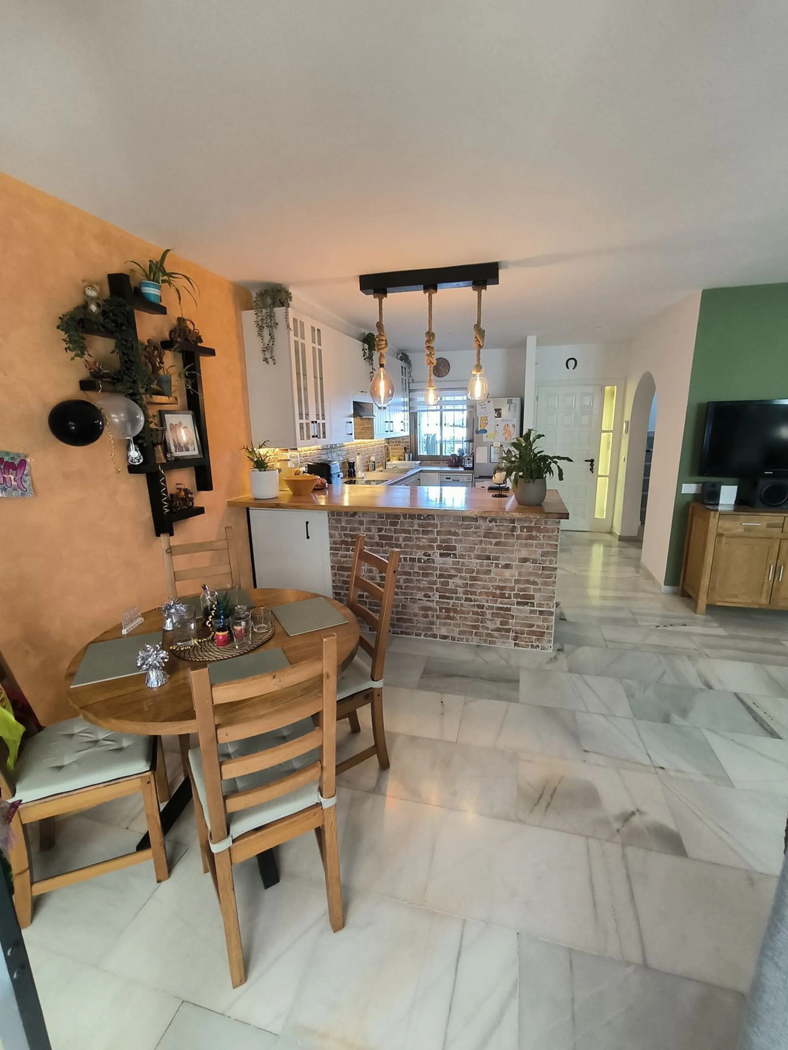 Situated in the popular residential area of Cerros del Aguila, just a short drive from the beach and the vibrant centre of Fuengirola, this beautifully renovated semi-detached house is ready to move straight into.