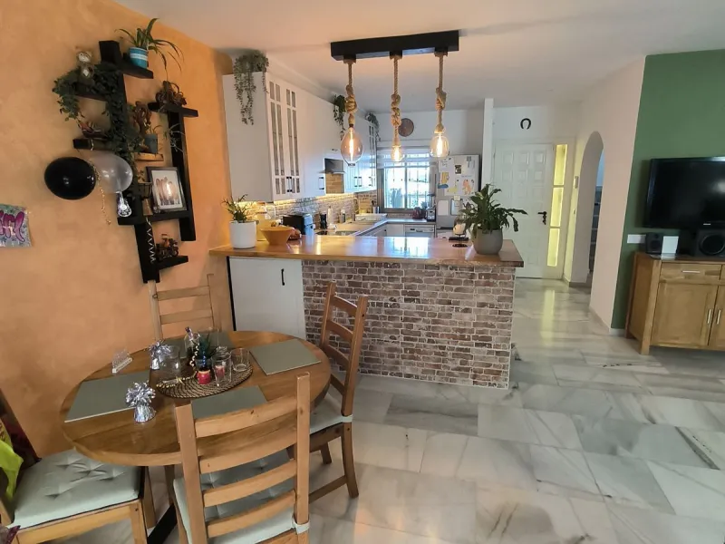 Situated in the popular residential area of Cerros del Aguila, just a short drive from the beach and the vibrant centre of Fuengirola, this beautifully renovated semi-detached house is ready to move straight into.