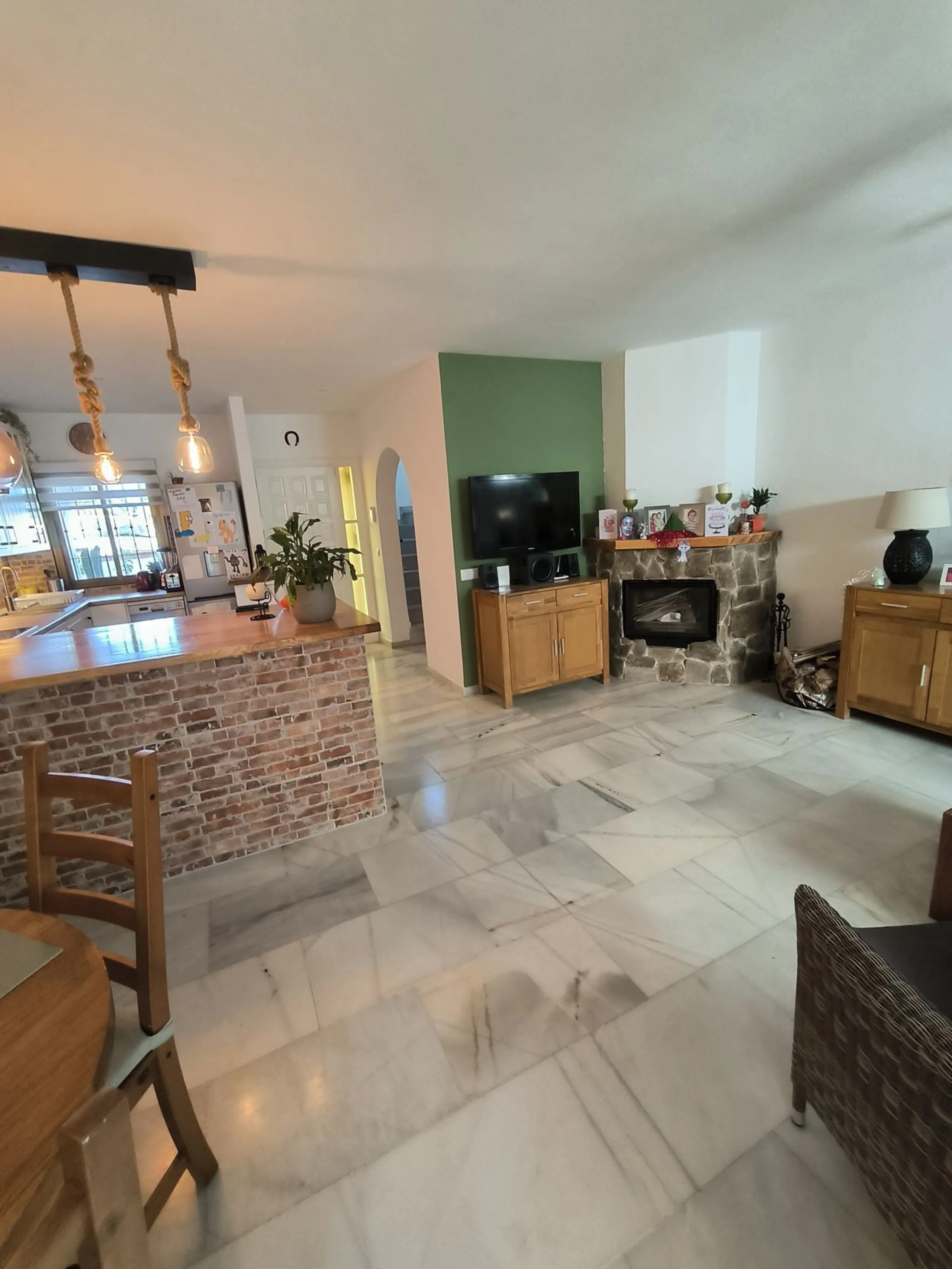 Situated in the popular residential area of Cerros del Aguila, just a short drive from the beach and the vibrant centre of Fuengirola, this beautifully renovated semi-detached house is ready to move straight into.