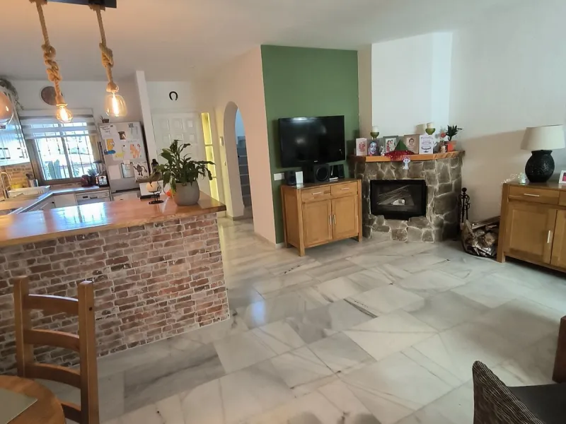Situated in the popular residential area of Cerros del Aguila, just a short drive from the beach and the vibrant centre of Fuengirola, this beautifully renovated semi-detached house is ready to move straight into.