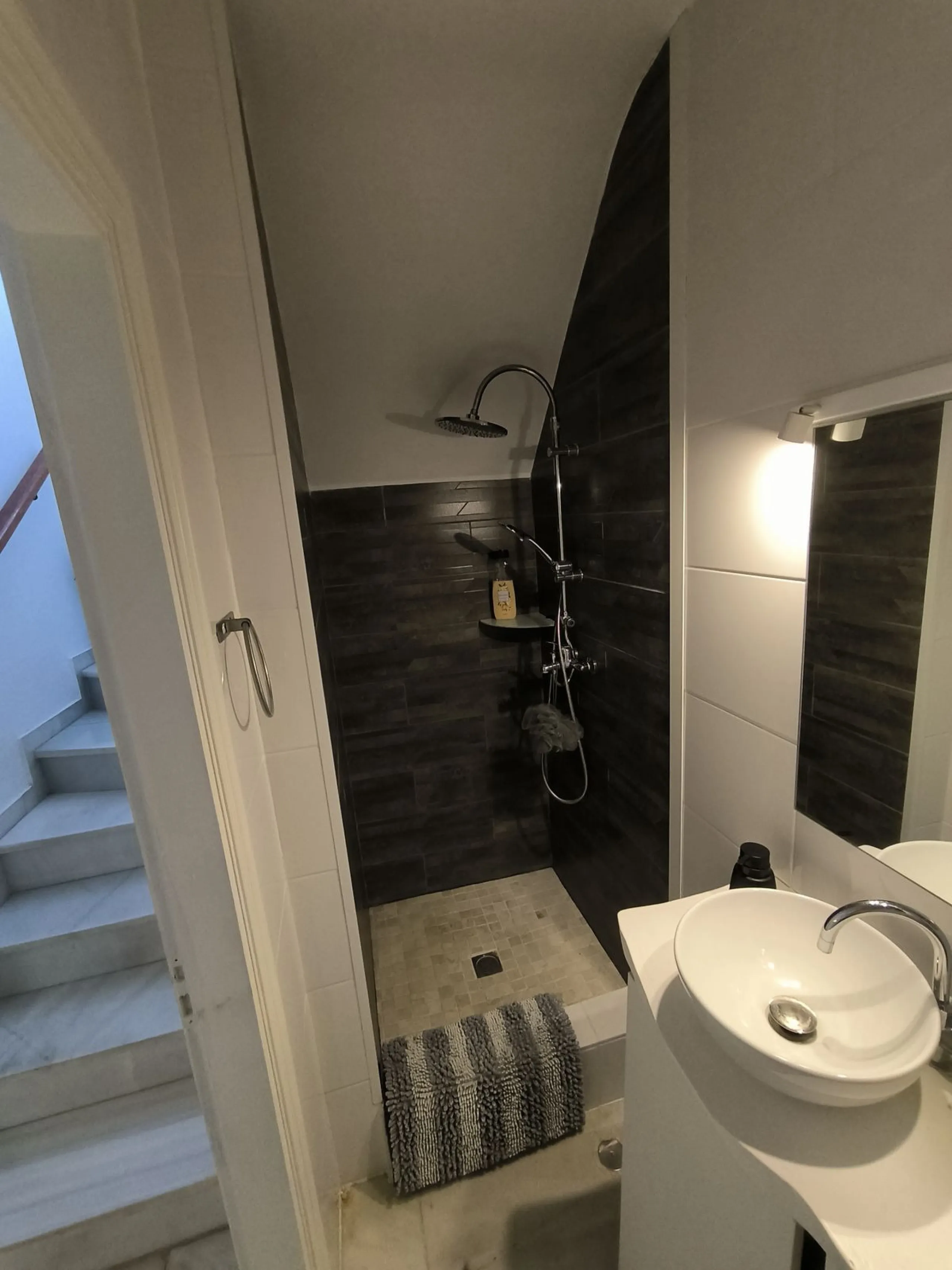 Situated in the popular residential area of Cerros del Aguila, just a short drive from the beach and the vibrant centre of Fuengirola, this beautifully renovated semi-detached house is ready to move straight into.