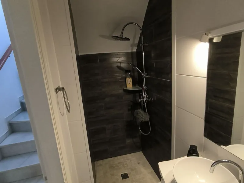 Situated in the popular residential area of Cerros del Aguila, just a short drive from the beach and the vibrant centre of Fuengirola, this beautifully renovated semi-detached house is ready to move straight into.