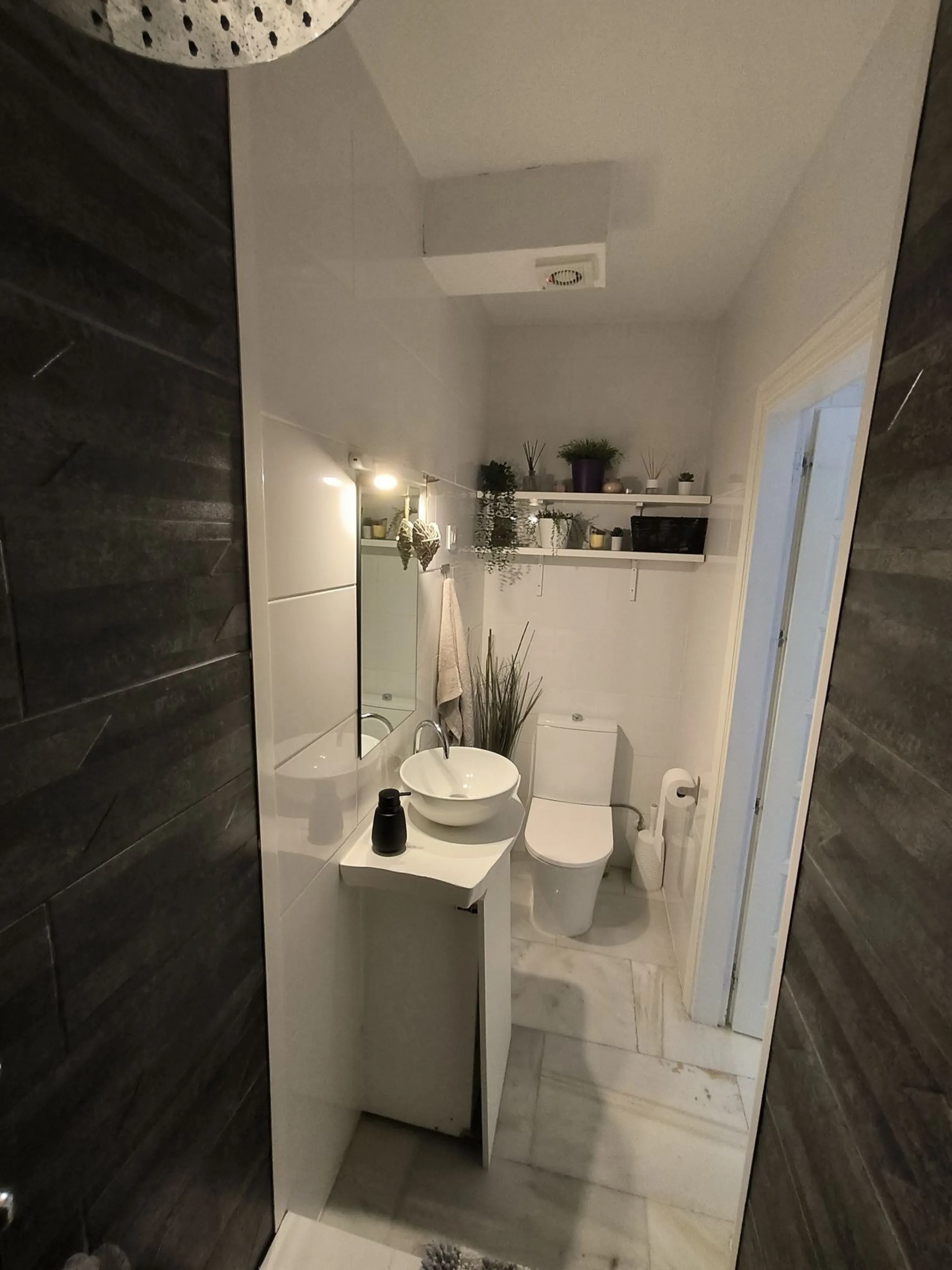 Situated in the popular residential area of Cerros del Aguila, just a short drive from the beach and the vibrant centre of Fuengirola, this beautifully renovated semi-detached house is ready to move straight into.