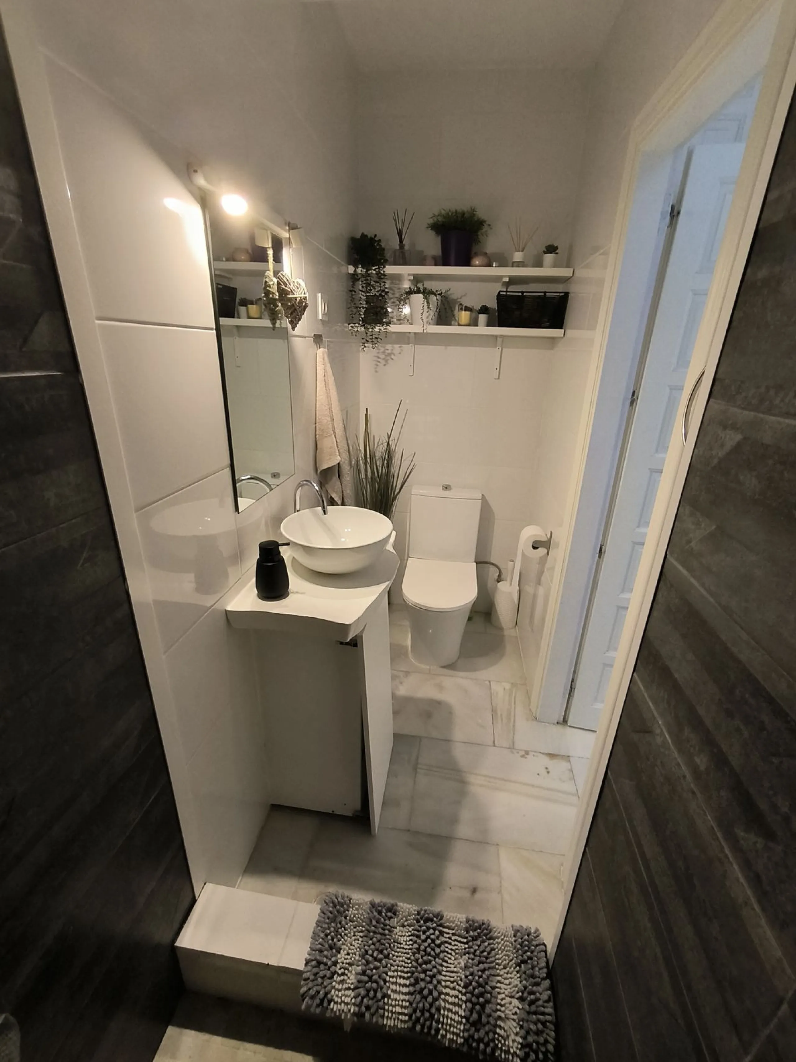 Situated in the popular residential area of Cerros del Aguila, just a short drive from the beach and the vibrant centre of Fuengirola, this beautifully renovated semi-detached house is ready to move straight into.