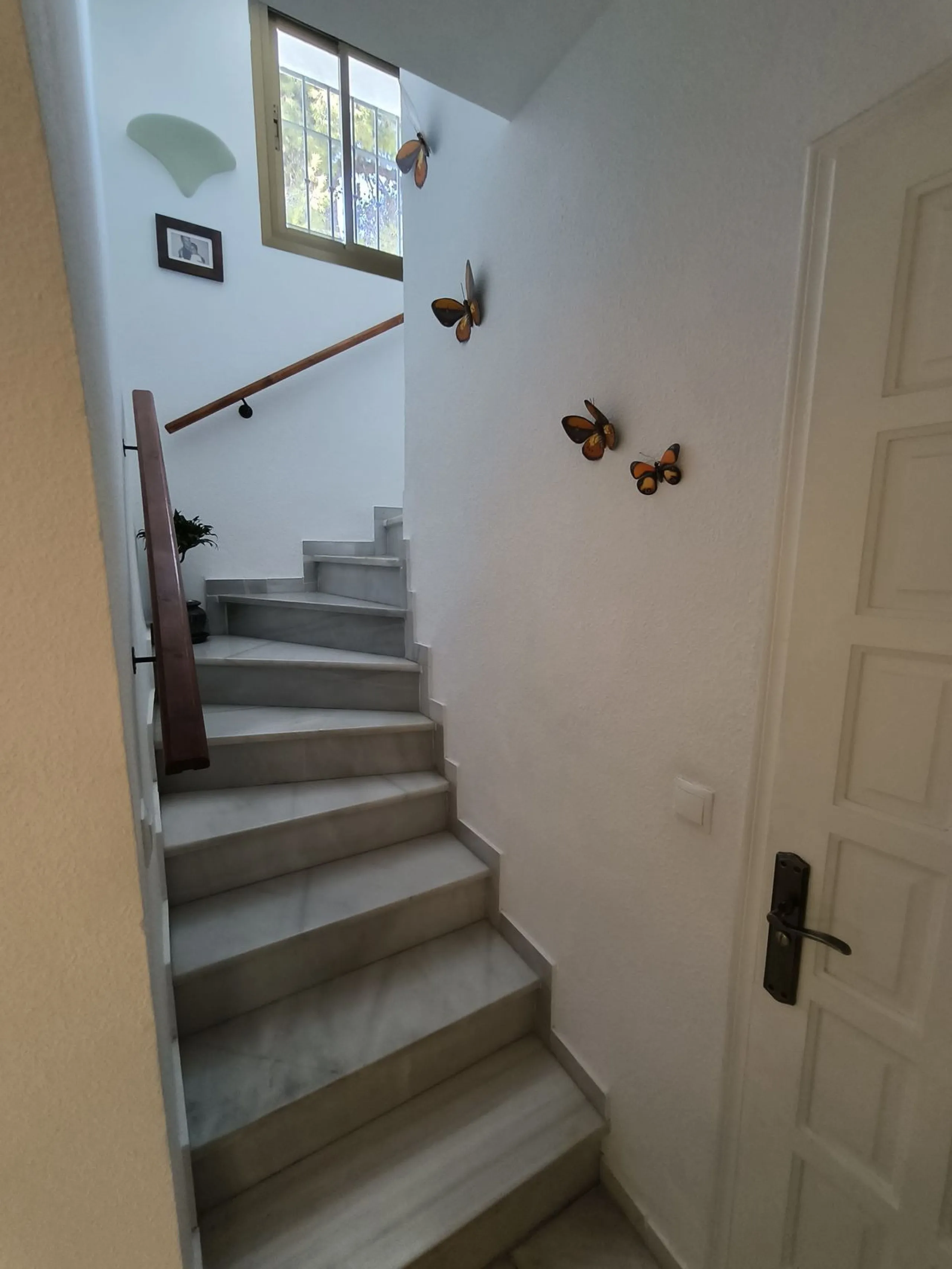 Situated in the popular residential area of Cerros del Aguila, just a short drive from the beach and the vibrant centre of Fuengirola, this beautifully renovated semi-detached house is ready to move straight into.