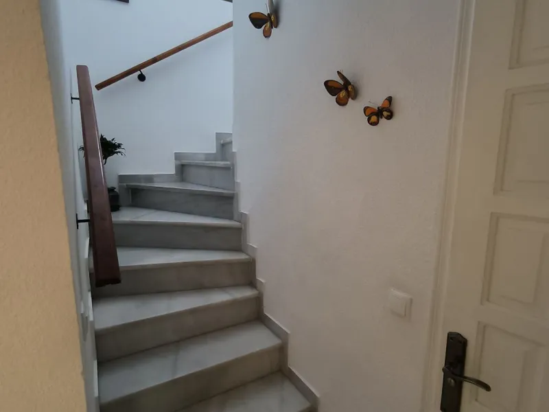 Situated in the popular residential area of Cerros del Aguila, just a short drive from the beach and the vibrant centre of Fuengirola, this beautifully renovated semi-detached house is ready to move straight into.