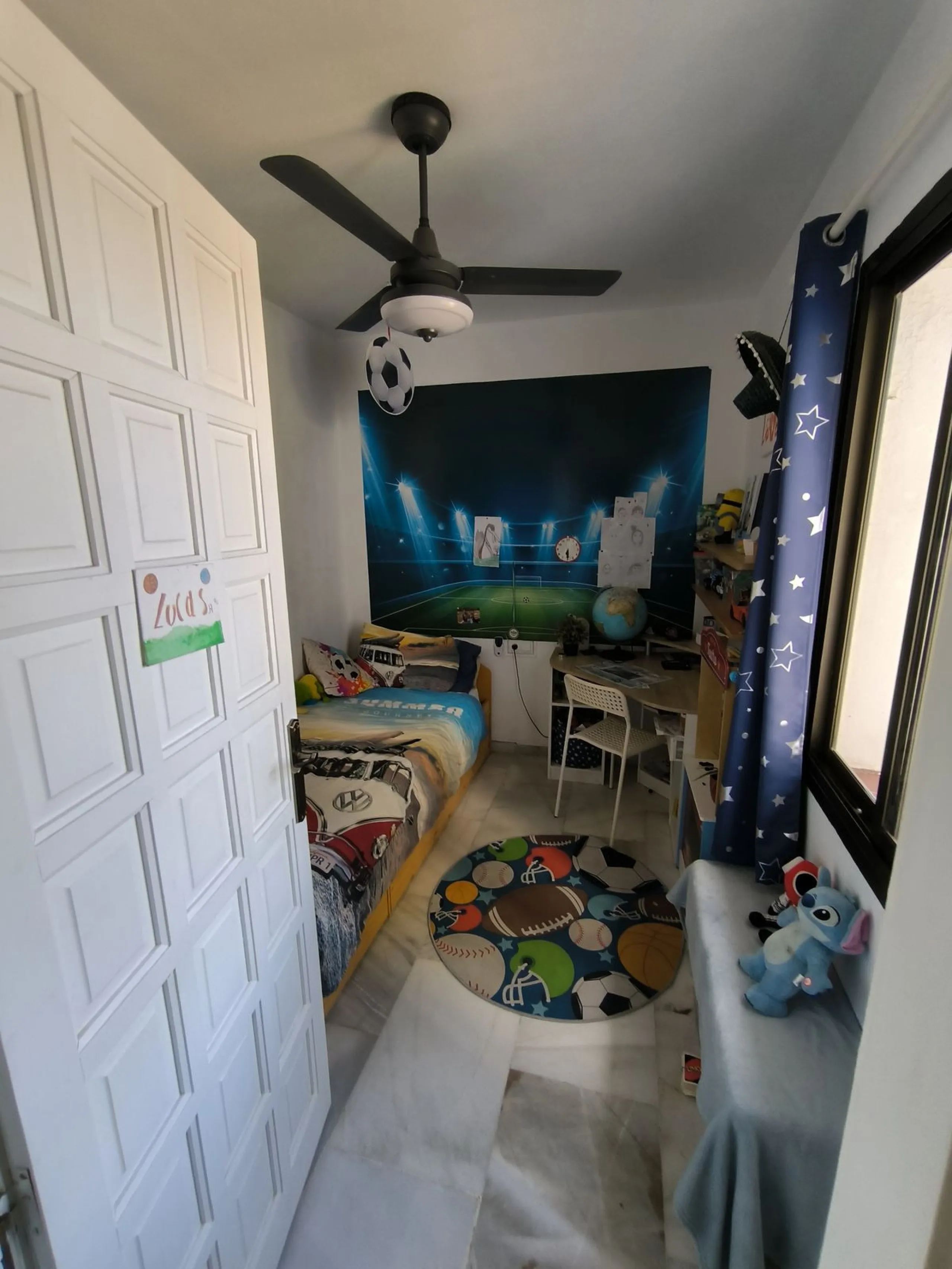 Situated in the popular residential area of Cerros del Aguila, just a short drive from the beach and the vibrant centre of Fuengirola, this beautifully renovated semi-detached house is ready to move straight into.