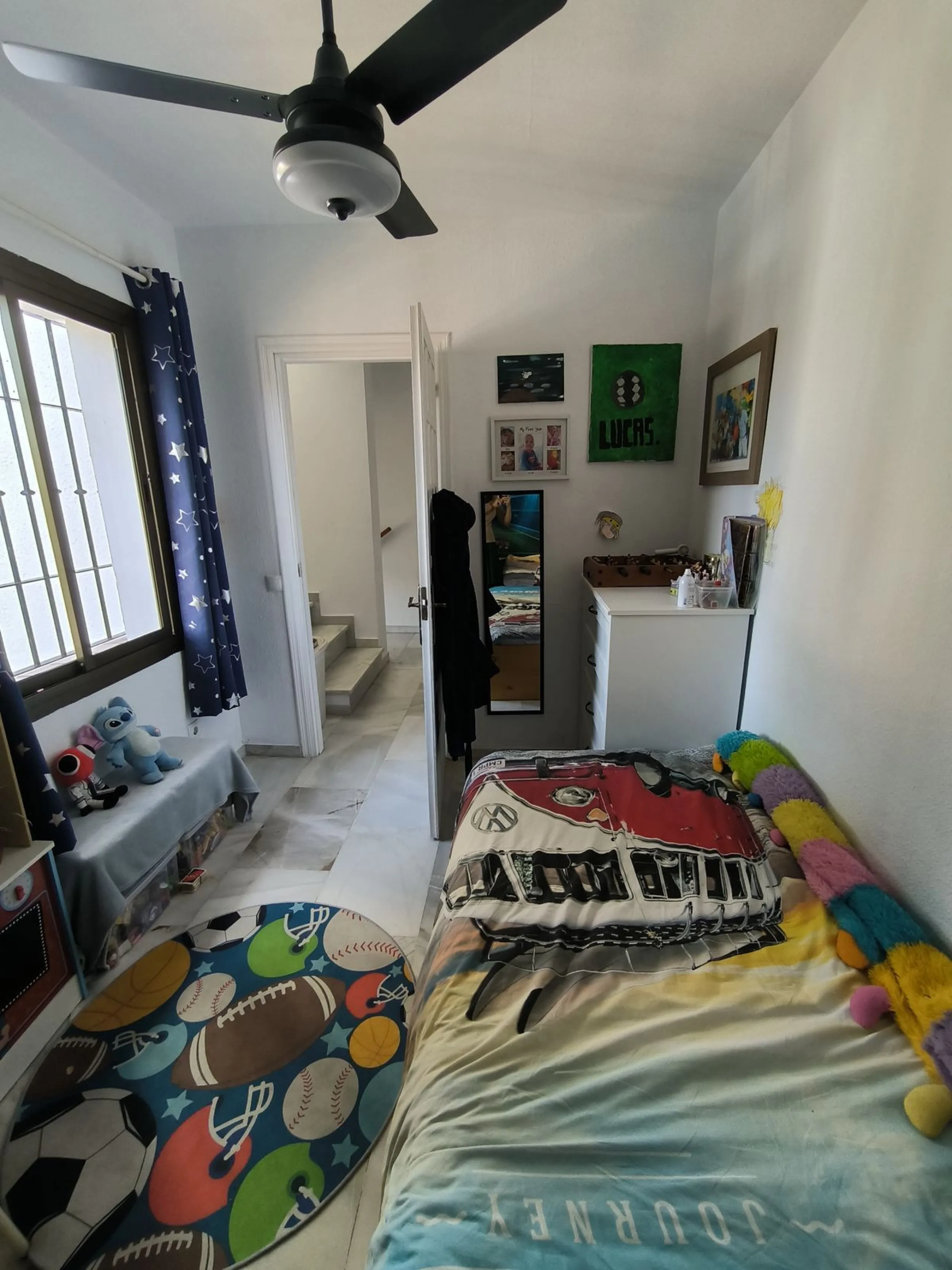 Situated in the popular residential area of Cerros del Aguila, just a short drive from the beach and the vibrant centre of Fuengirola, this beautifully renovated semi-detached house is ready to move straight into.