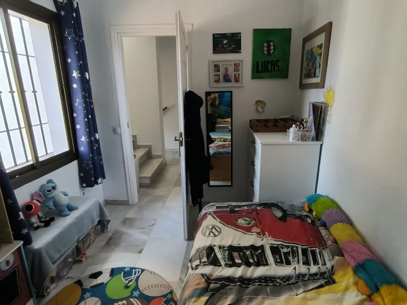 Situated in the popular residential area of Cerros del Aguila, just a short drive from the beach and the vibrant centre of Fuengirola, this beautifully renovated semi-detached house is ready to move straight into.