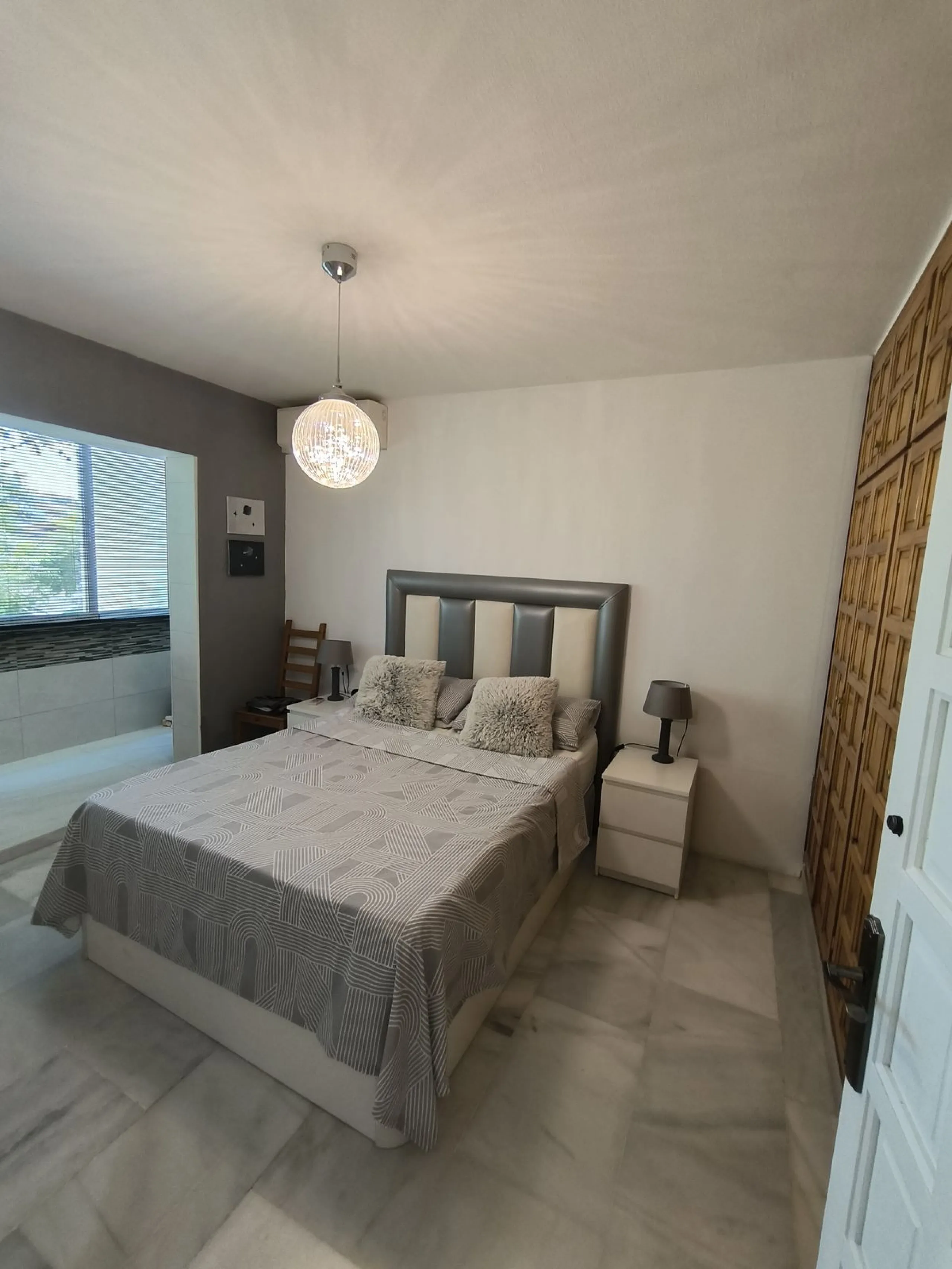 Situated in the popular residential area of Cerros del Aguila, just a short drive from the beach and the vibrant centre of Fuengirola, this beautifully renovated semi-detached house is ready to move straight into.