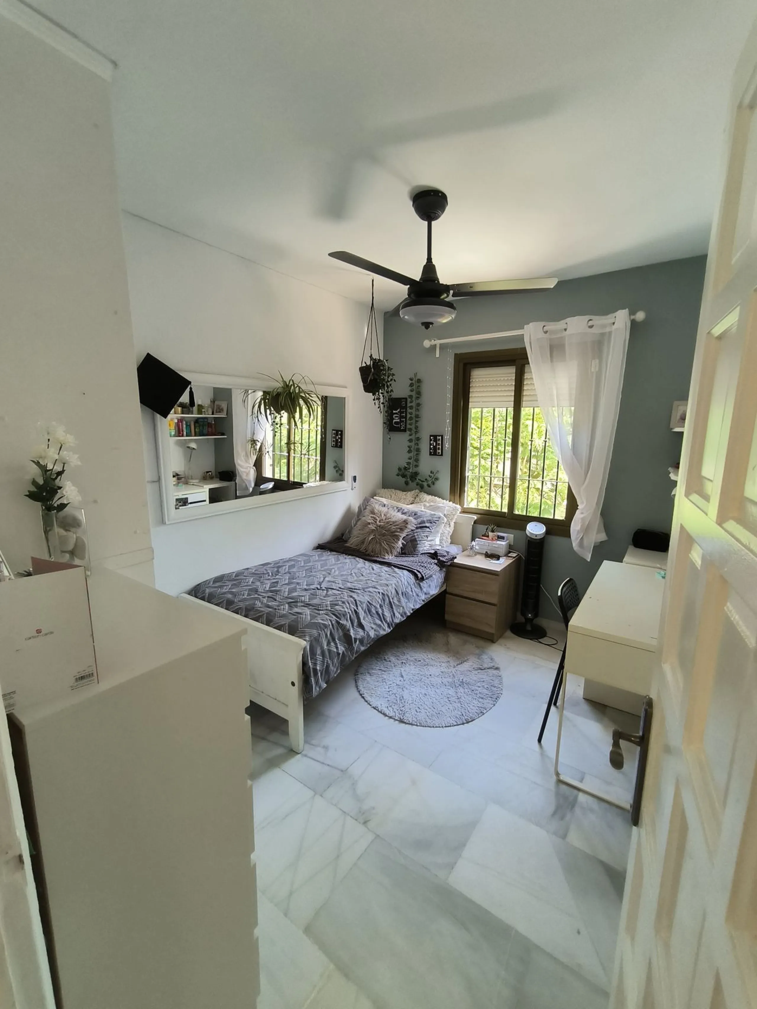 Situated in the popular residential area of Cerros del Aguila, just a short drive from the beach and the vibrant centre of Fuengirola, this beautifully renovated semi-detached house is ready to move straight into.