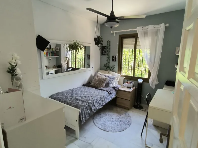 Situated in the popular residential area of Cerros del Aguila, just a short drive from the beach and the vibrant centre of Fuengirola, this beautifully renovated semi-detached house is ready to move straight into.