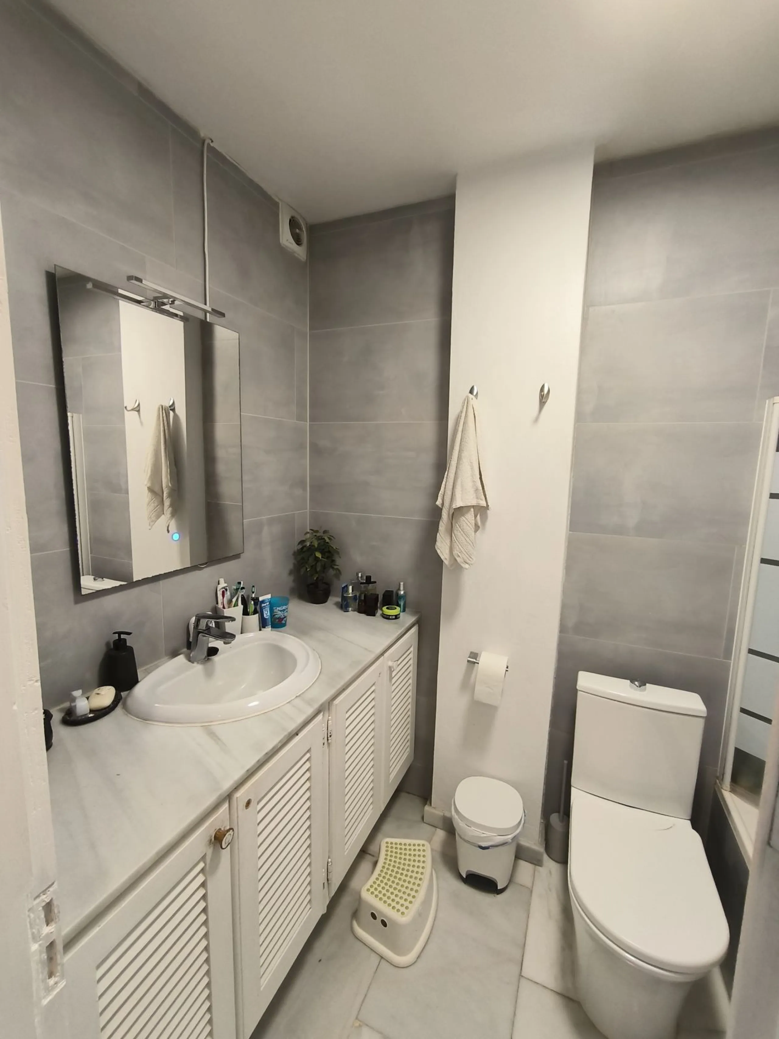 Situated in the popular residential area of Cerros del Aguila, just a short drive from the beach and the vibrant centre of Fuengirola, this beautifully renovated semi-detached house is ready to move straight into.