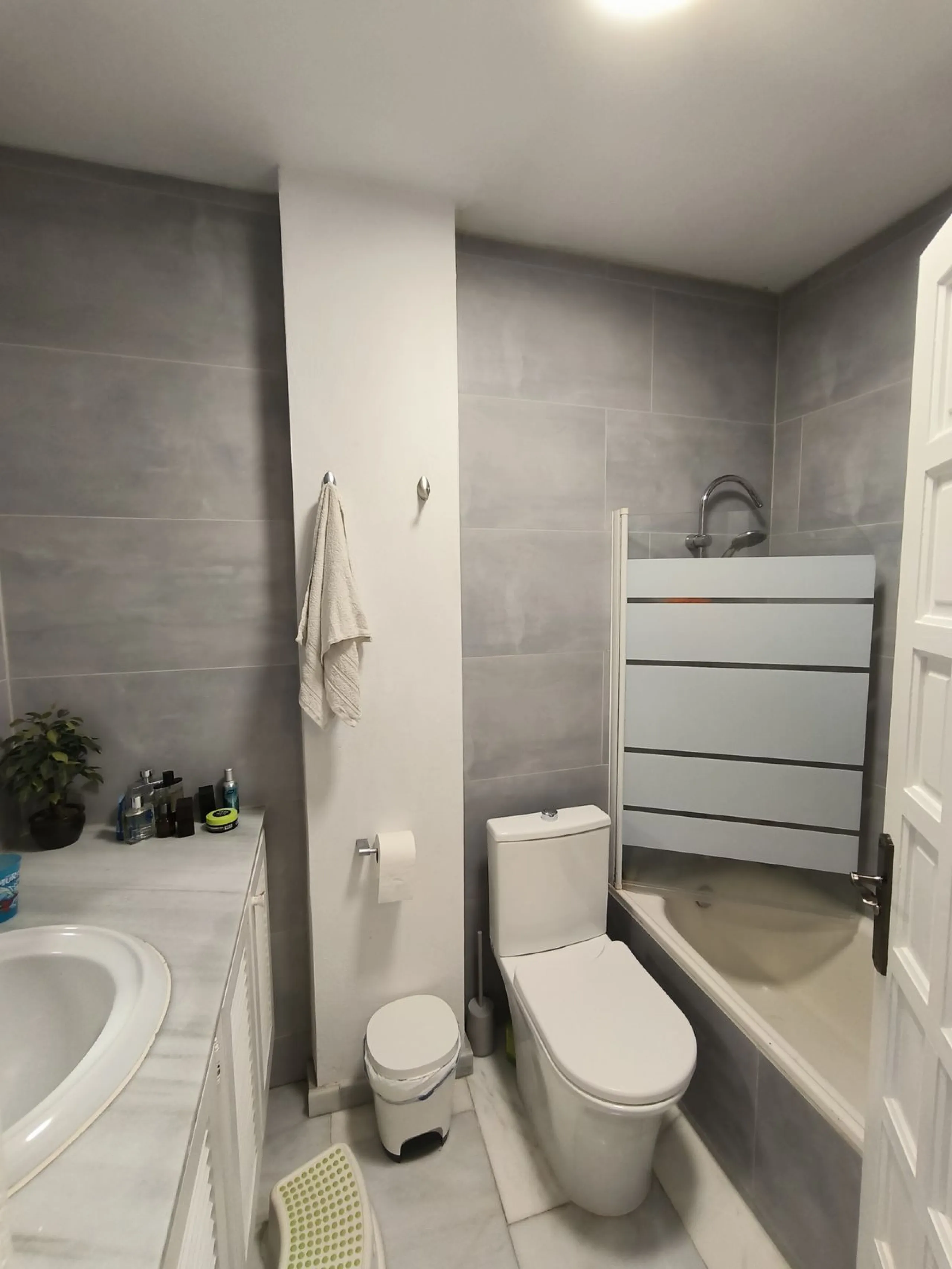 Situated in the popular residential area of Cerros del Aguila, just a short drive from the beach and the vibrant centre of Fuengirola, this beautifully renovated semi-detached house is ready to move straight into.