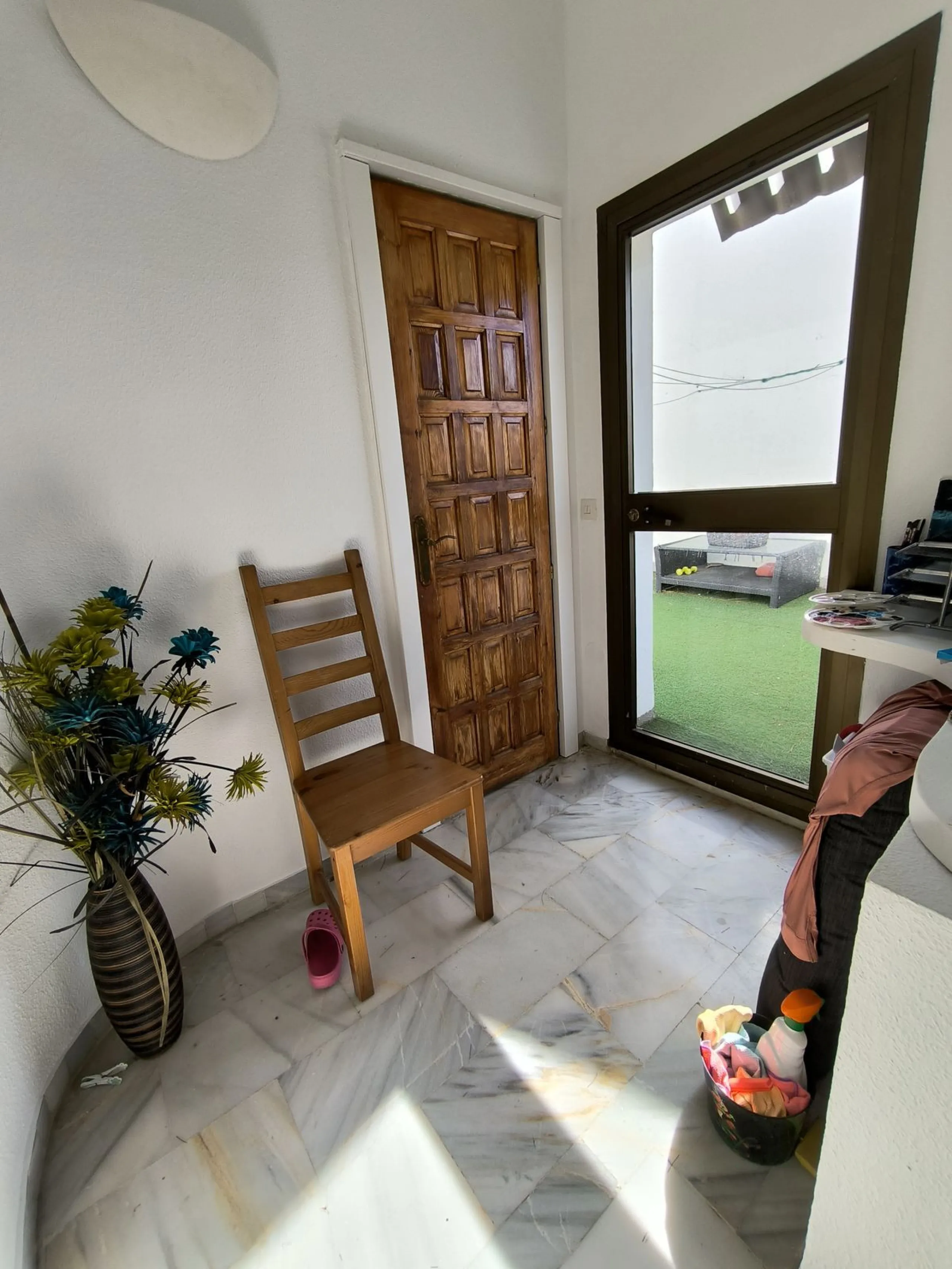 Situated in the popular residential area of Cerros del Aguila, just a short drive from the beach and the vibrant centre of Fuengirola, this beautifully renovated semi-detached house is ready to move straight into.