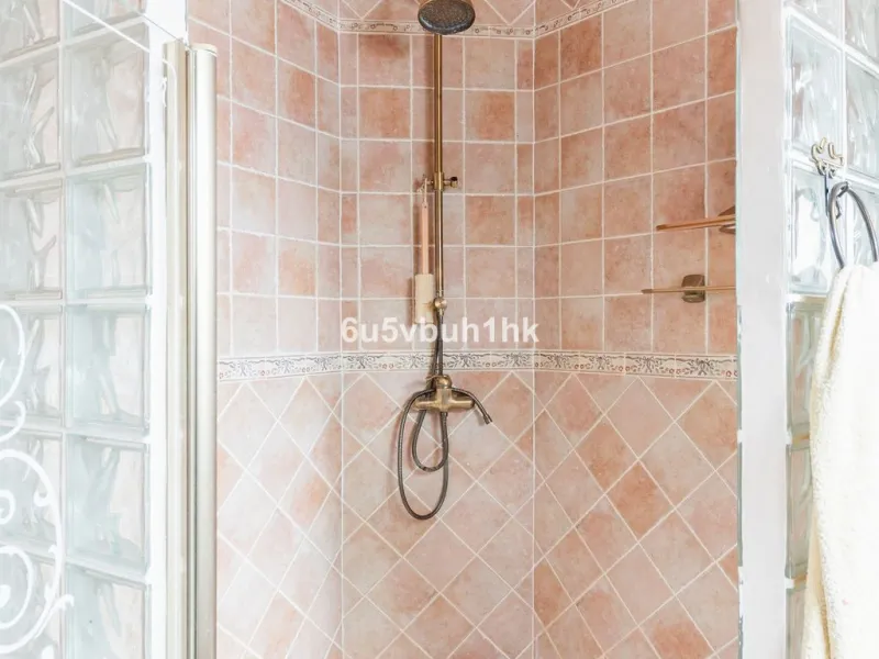 House - Detached Villa в продаже в Fuengirola, Málaga. В доме 4 спален и 6 ванных комнат. Площадь дома 300 м². Площадь участка 1000 м²
