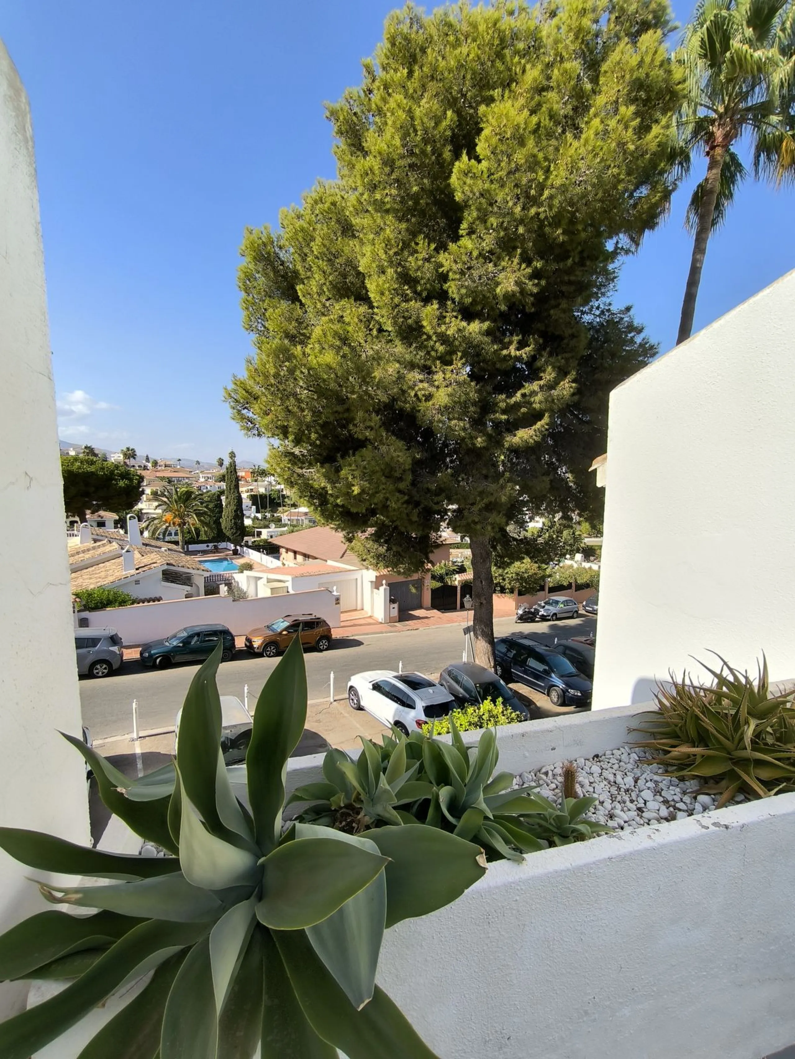 Situated in the popular residential area of Cerros del Aguila, just a short drive from the beach and the vibrant centre of Fuengirola, this beautifully renovated semi-detached house is ready to move straight into.