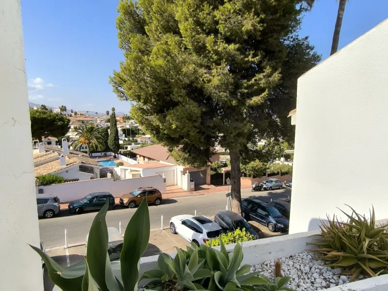 Situated in the popular residential area of Cerros del Aguila, just a short drive from the beach and the vibrant centre of Fuengirola, this beautifully renovated semi-detached house is ready to move straight into.