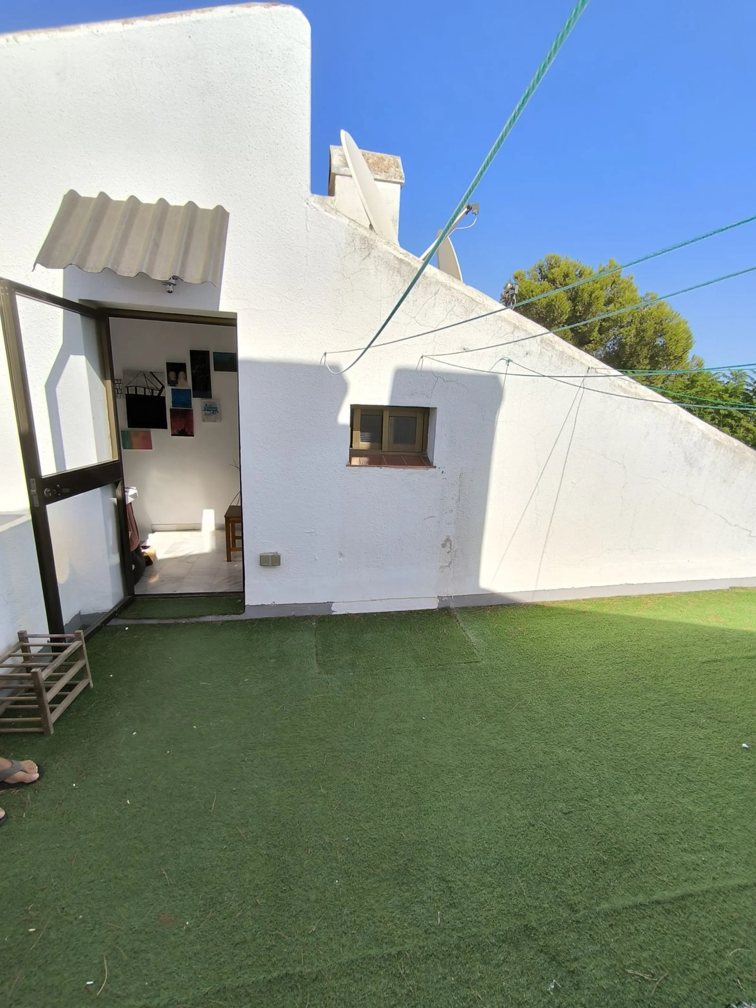 Situated in the popular residential area of Cerros del Aguila, just a short drive from the beach and the vibrant centre of Fuengirola, this beautifully renovated semi-detached house is ready to move straight into.