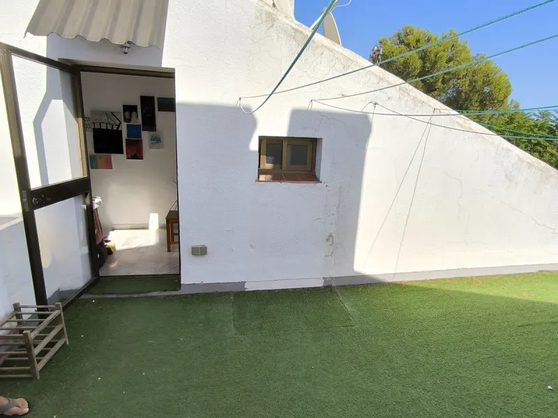 Situated in the popular residential area of Cerros del Aguila, just a short drive from the beach and the vibrant centre of Fuengirola, this beautifully renovated semi-detached house is ready to move straight into.
