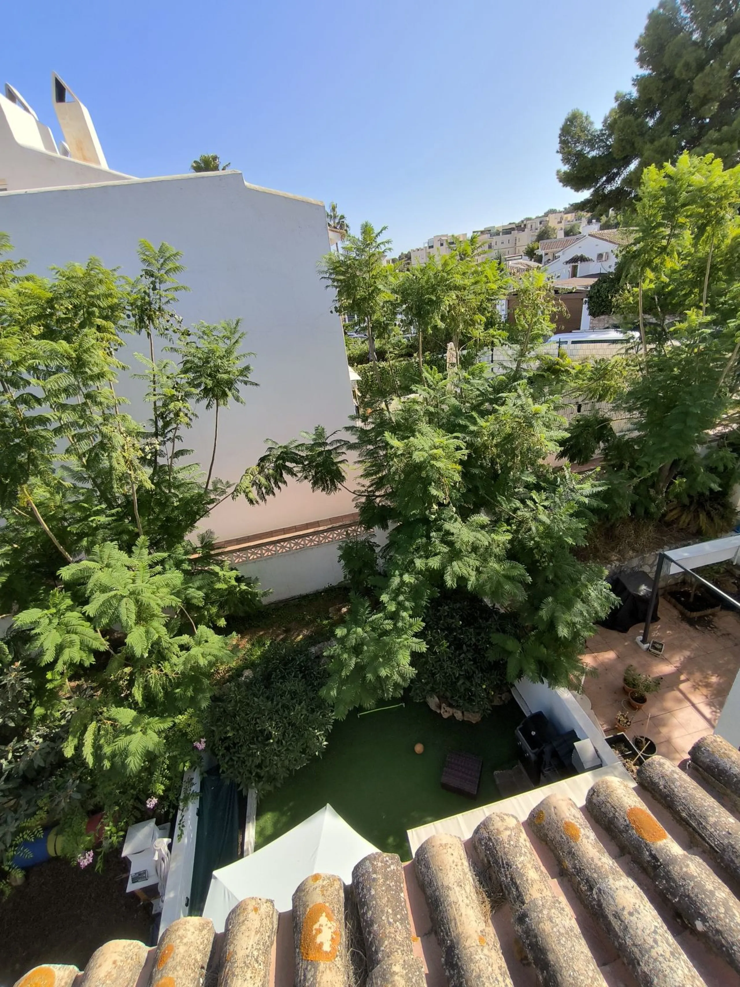 Situated in the popular residential area of Cerros del Aguila, just a short drive from the beach and the vibrant centre of Fuengirola, this beautifully renovated semi-detached house is ready to move straight into.