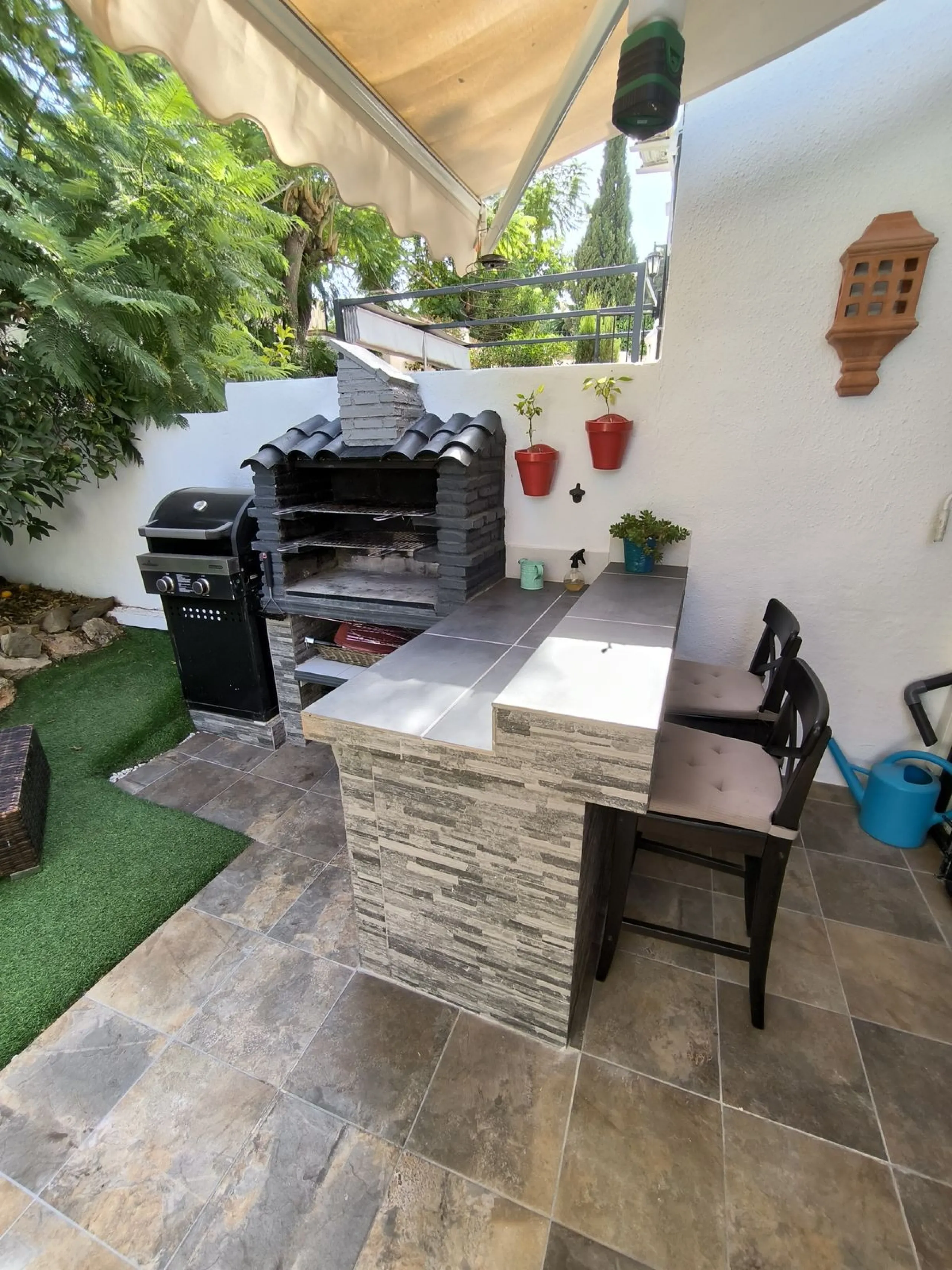 Situated in the popular residential area of Cerros del Aguila, just a short drive from the beach and the vibrant centre of Fuengirola, this beautifully renovated semi-detached house is ready to move straight into.
