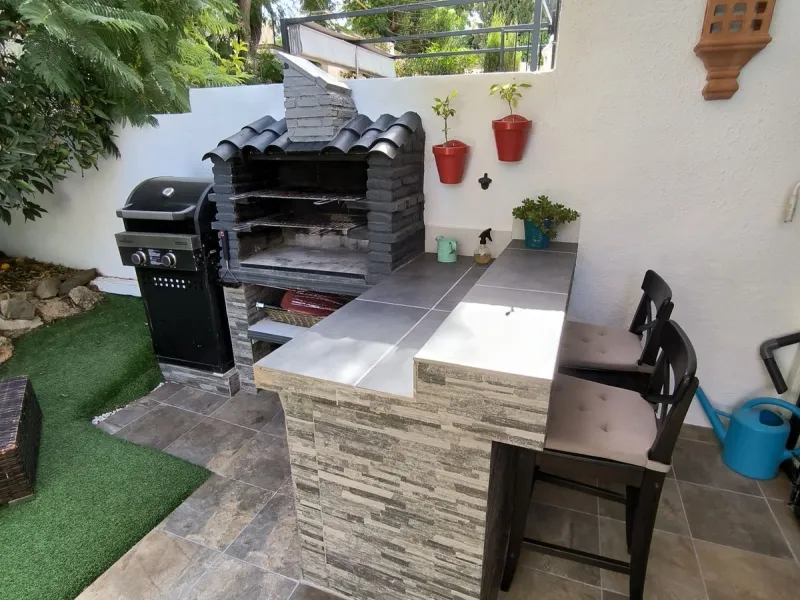 Situated in the popular residential area of Cerros del Aguila, just a short drive from the beach and the vibrant centre of Fuengirola, this beautifully renovated semi-detached house is ready to move straight into.