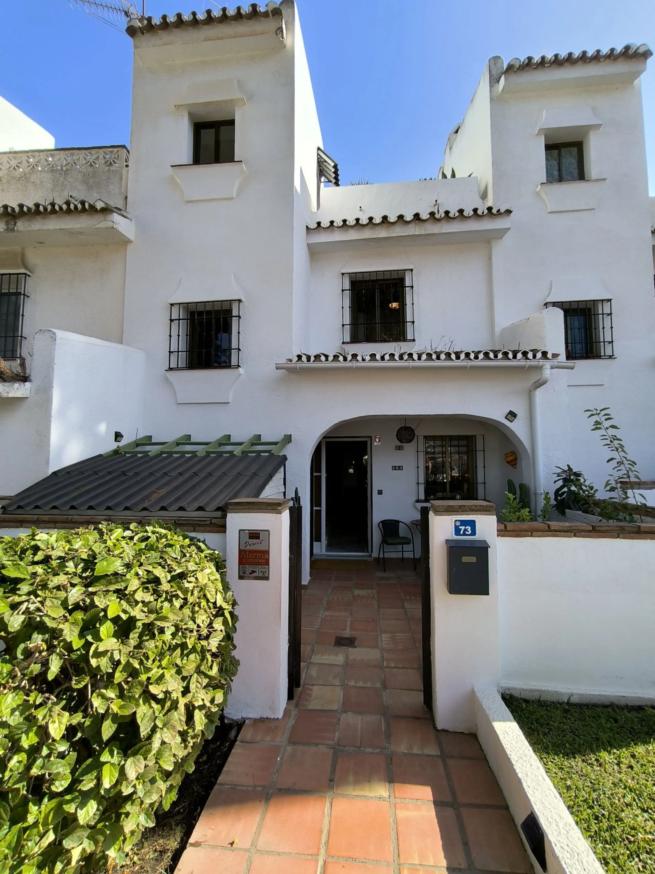 Situated in the popular residential area of Cerros del Aguila, just a short drive from the beach and the vibrant centre of Fuengirola, this beautifully renovated semi-detached house is ready to move straight into.