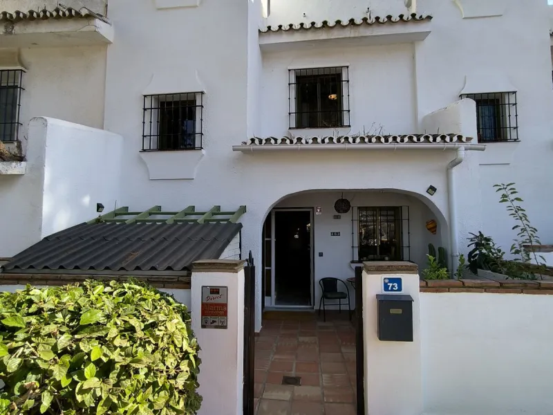 Situated in the popular residential area of Cerros del Aguila, just a short drive from the beach and the vibrant centre of Fuengirola, this beautifully renovated semi-detached house is ready to move straight into.
