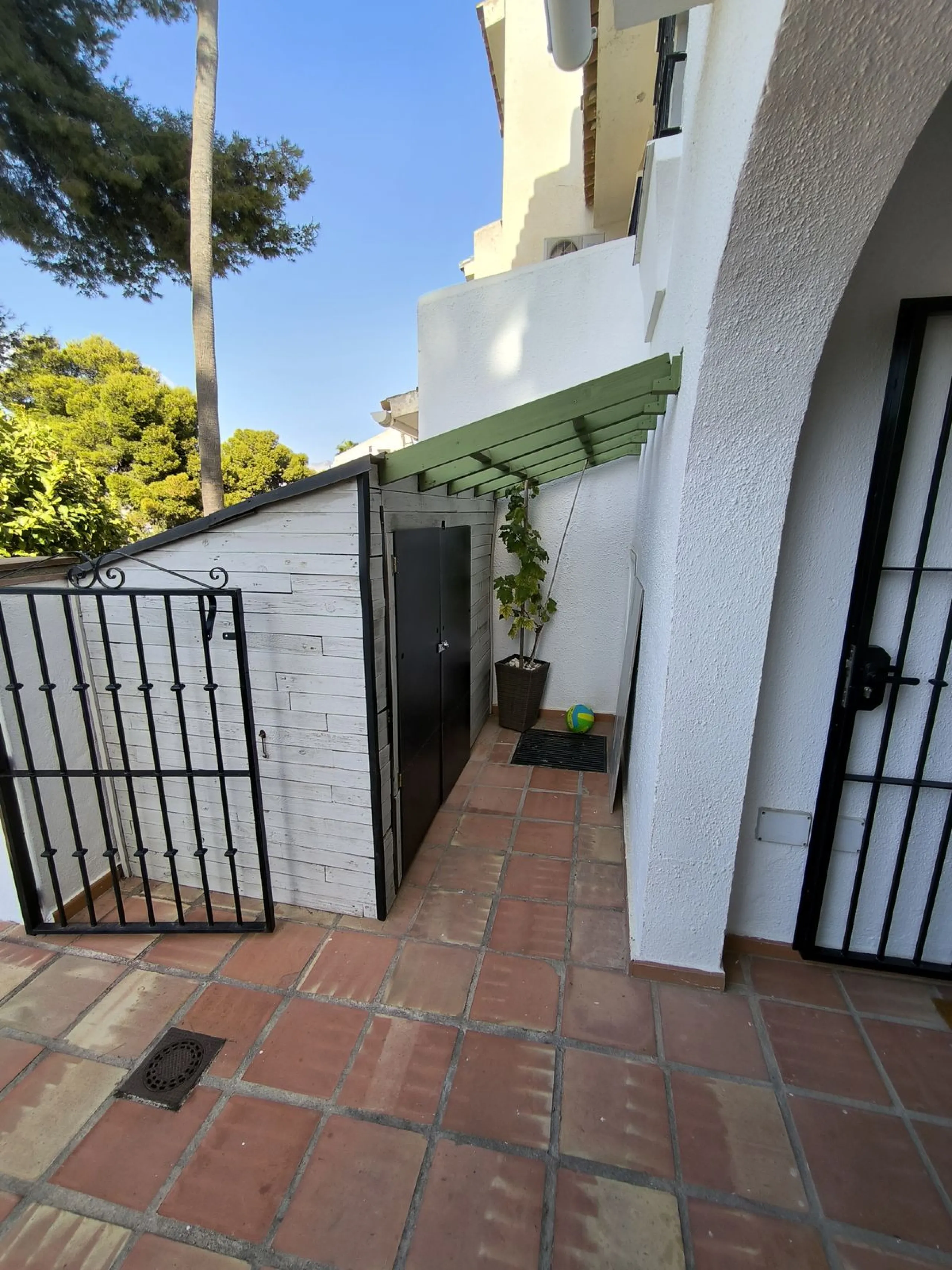Situated in the popular residential area of Cerros del Aguila, just a short drive from the beach and the vibrant centre of Fuengirola, this beautifully renovated semi-detached house is ready to move straight into.