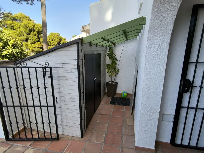 Situated in the popular residential area of Cerros del Aguila, just a short drive from the beach and the vibrant centre of Fuengirola, this beautifully renovated semi-detached house is ready to move straight into.