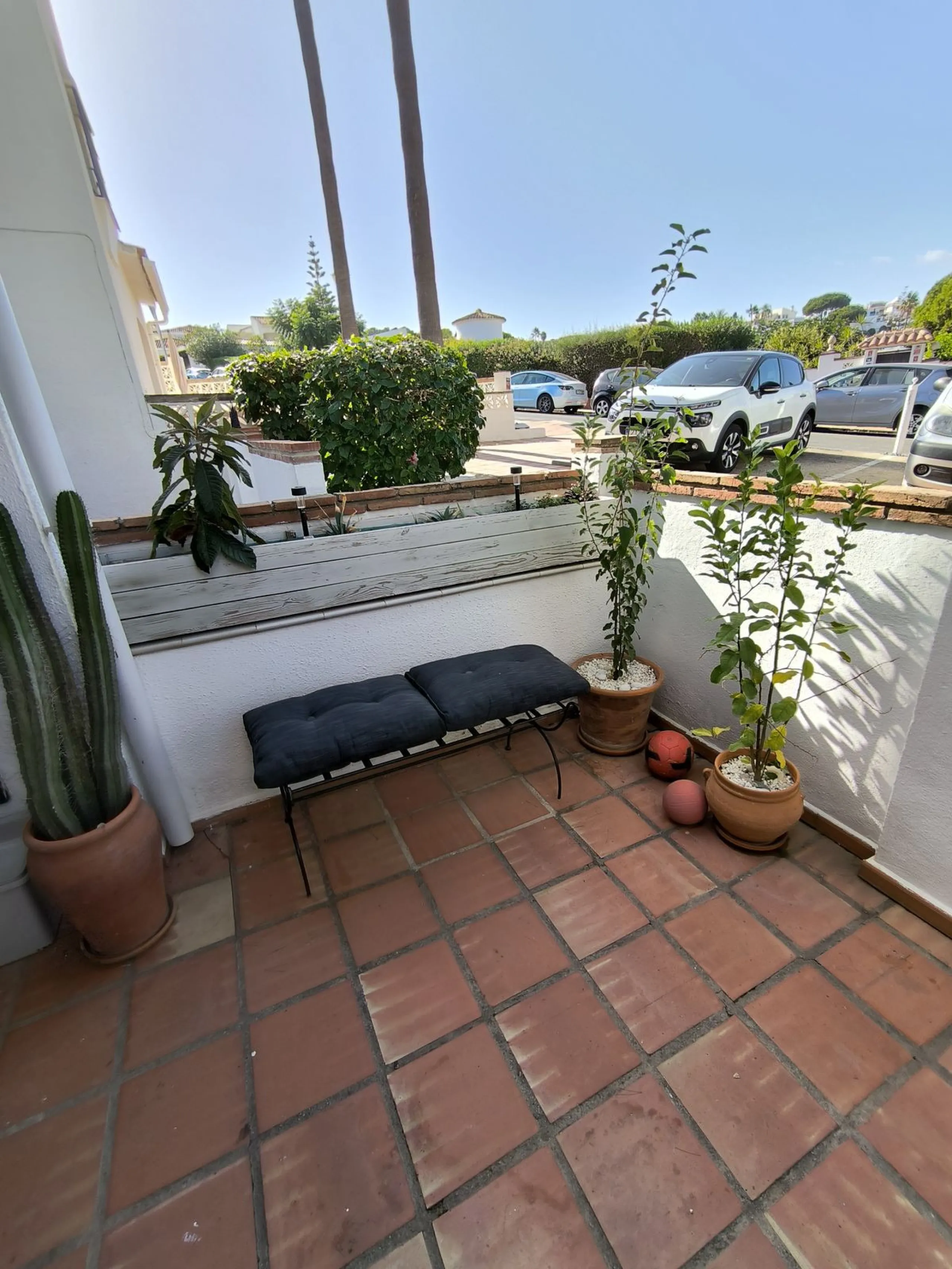 Situated in the popular residential area of Cerros del Aguila, just a short drive from the beach and the vibrant centre of Fuengirola, this beautifully renovated semi-detached house is ready to move straight into.