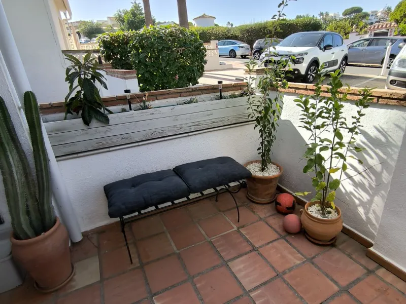 Situated in the popular residential area of Cerros del Aguila, just a short drive from the beach and the vibrant centre of Fuengirola, this beautifully renovated semi-detached house is ready to move straight into.