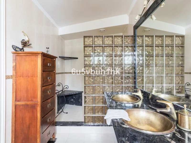 House - Detached Villa в продаже в Fuengirola, Málaga. В доме 4 спален и 6 ванных комнат. Площадь дома 300 м². Площадь участка 1000 м²
