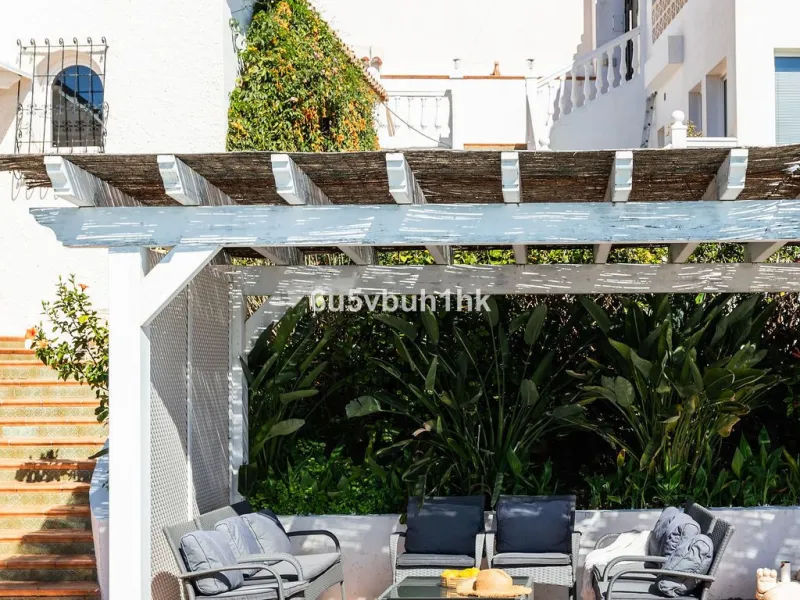 House - Detached Villa в продаже в Fuengirola, Málaga. В доме 4 спален и 6 ванных комнат. Площадь дома 300 м². Площадь участка 1000 м²