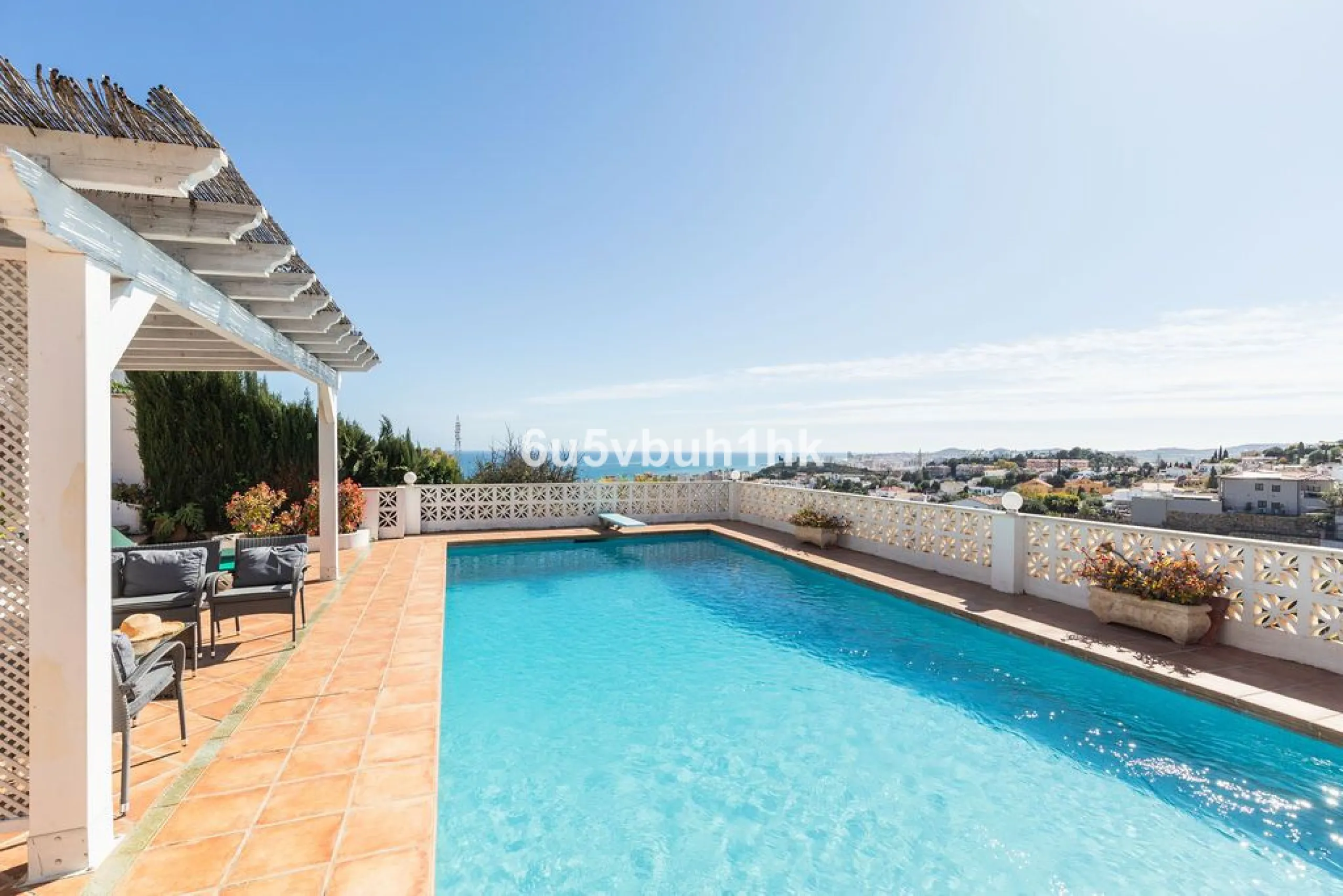 House - Detached Villa в продаже в Fuengirola, Málaga. В доме 4 спален и 6 ванных комнат. Площадь дома 300 м². Площадь участка 1000 м²