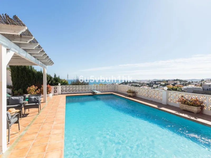 House - Detached Villa в продаже в Fuengirola, Málaga. В доме 4 спален и 6 ванных комнат. Площадь дома 300 м². Площадь участка 1000 м²