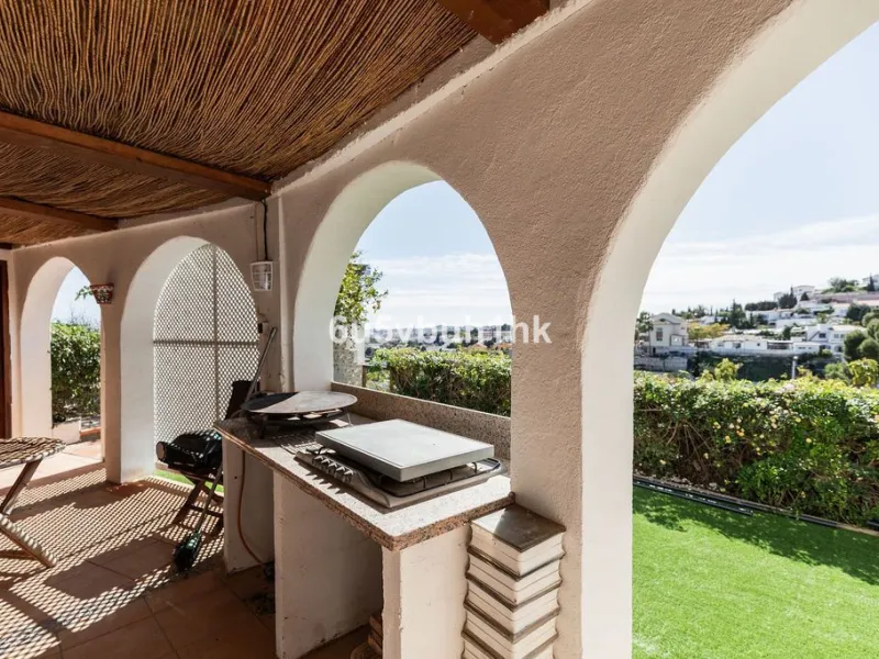 House - Detached Villa в продаже в Fuengirola, Málaga. В доме 4 спален и 6 ванных комнат. Площадь дома 300 м². Площадь участка 1000 м²