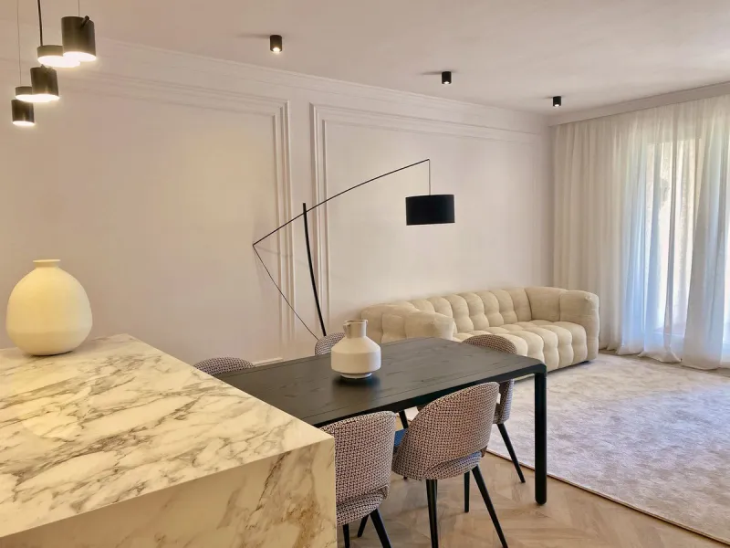 This gorgeous apartment is located in the upmarket urbanisation Bahia del Velerin - frontline beach, right on the beautiful paseo maritimo, meters away from the sea; with 24/7 security, underground parking, storage room, beautiful garden and swimming pool