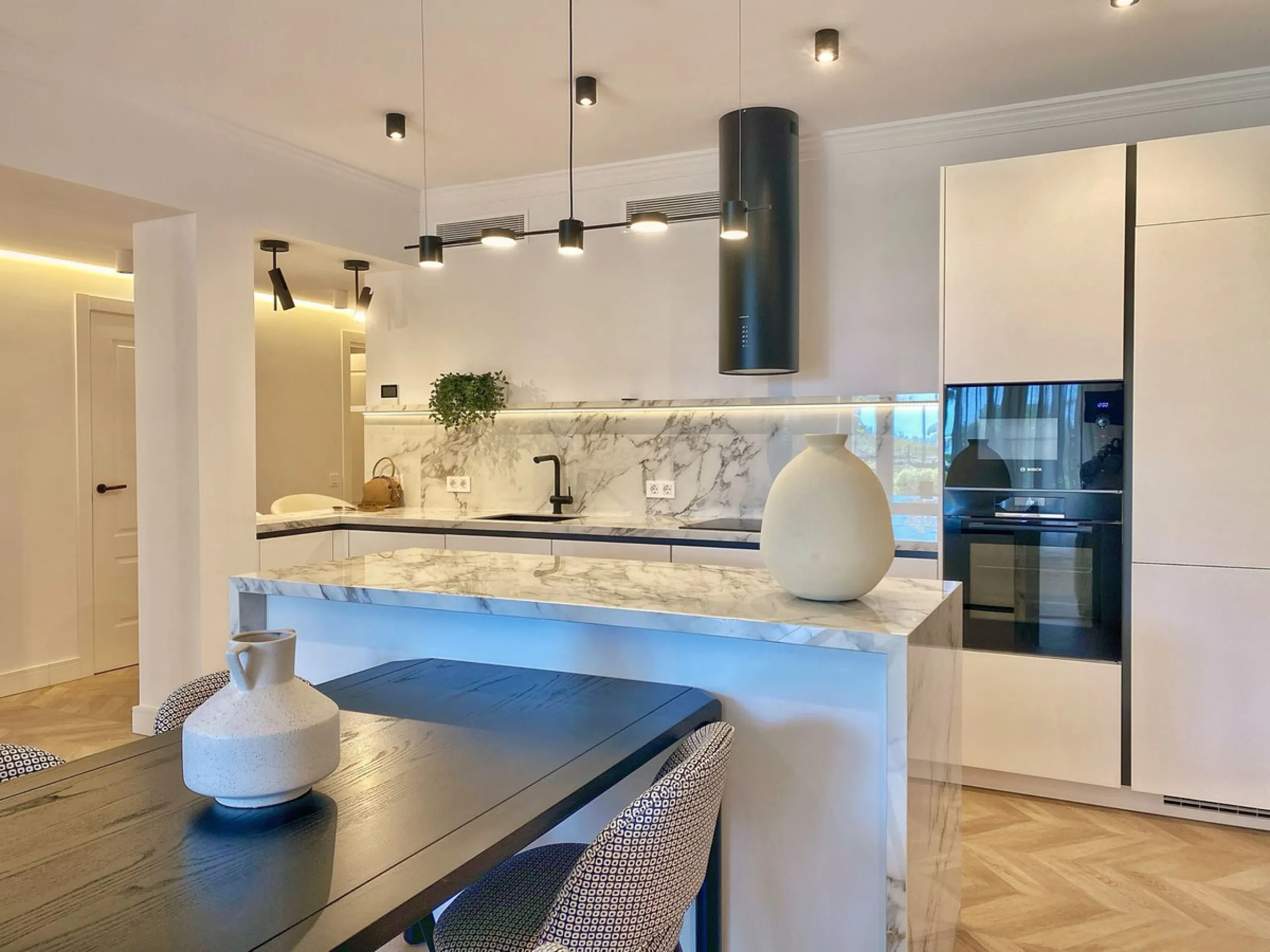 This gorgeous apartment is located in the upmarket urbanisation Bahia del Velerin - frontline beach, right on the beautiful paseo maritimo, meters away from the sea; with 24/7 security, underground parking, storage room, beautiful garden and swimming pool