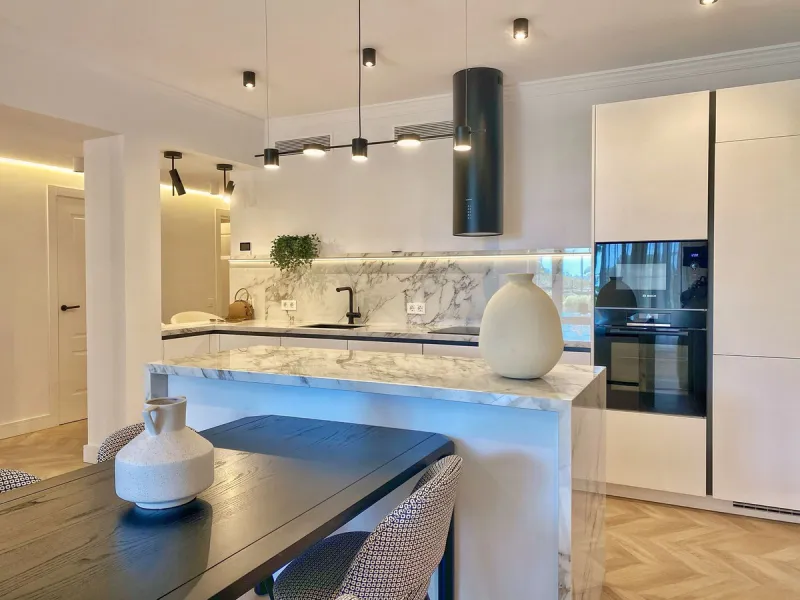 This gorgeous apartment is located in the upmarket urbanisation Bahia del Velerin - frontline beach, right on the beautiful paseo maritimo, meters away from the sea; with 24/7 security, underground parking, storage room, beautiful garden and swimming pool