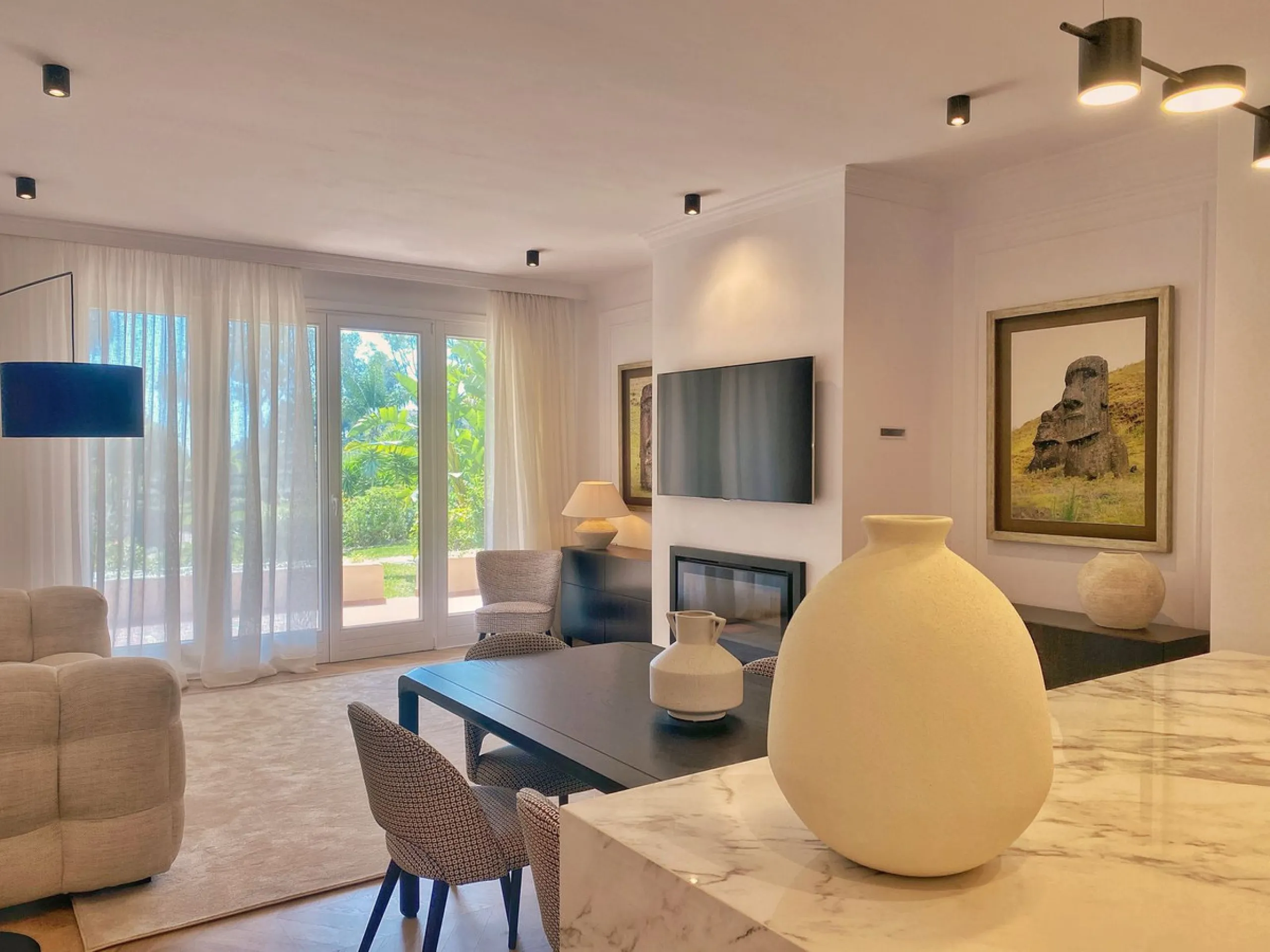 This gorgeous apartment is located in the upmarket urbanisation Bahia del Velerin - frontline beach, right on the beautiful paseo maritimo, meters away from the sea; with 24/7 security, underground parking, storage room, beautiful garden and swimming pool