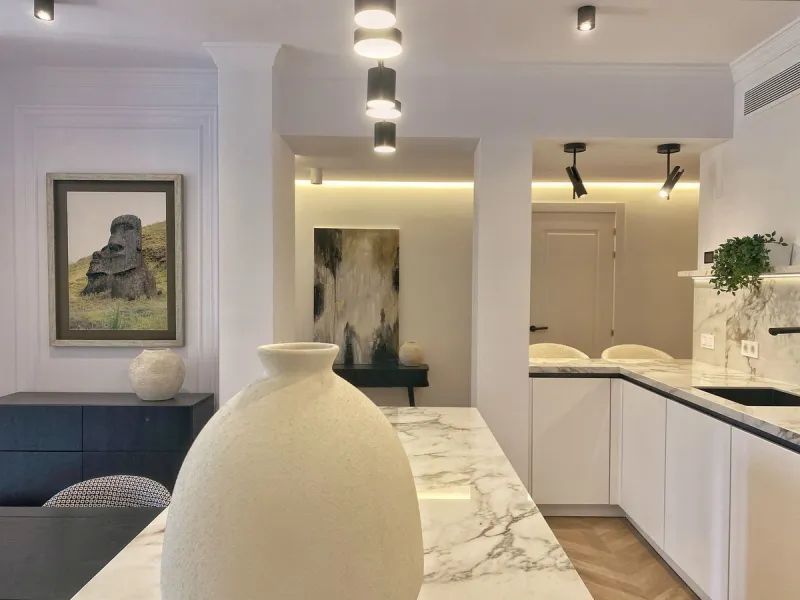 This gorgeous apartment is located in the upmarket urbanisation Bahia del Velerin - frontline beach, right on the beautiful paseo maritimo, meters away from the sea; with 24/7 security, underground parking, storage room, beautiful garden and swimming pool