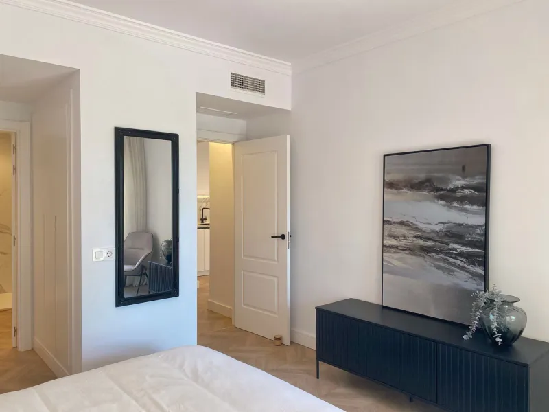 This gorgeous apartment is located in the upmarket urbanisation Bahia del Velerin - frontline beach, right on the beautiful paseo maritimo, meters away from the sea; with 24/7 security, underground parking, storage room, beautiful garden and swimming pool