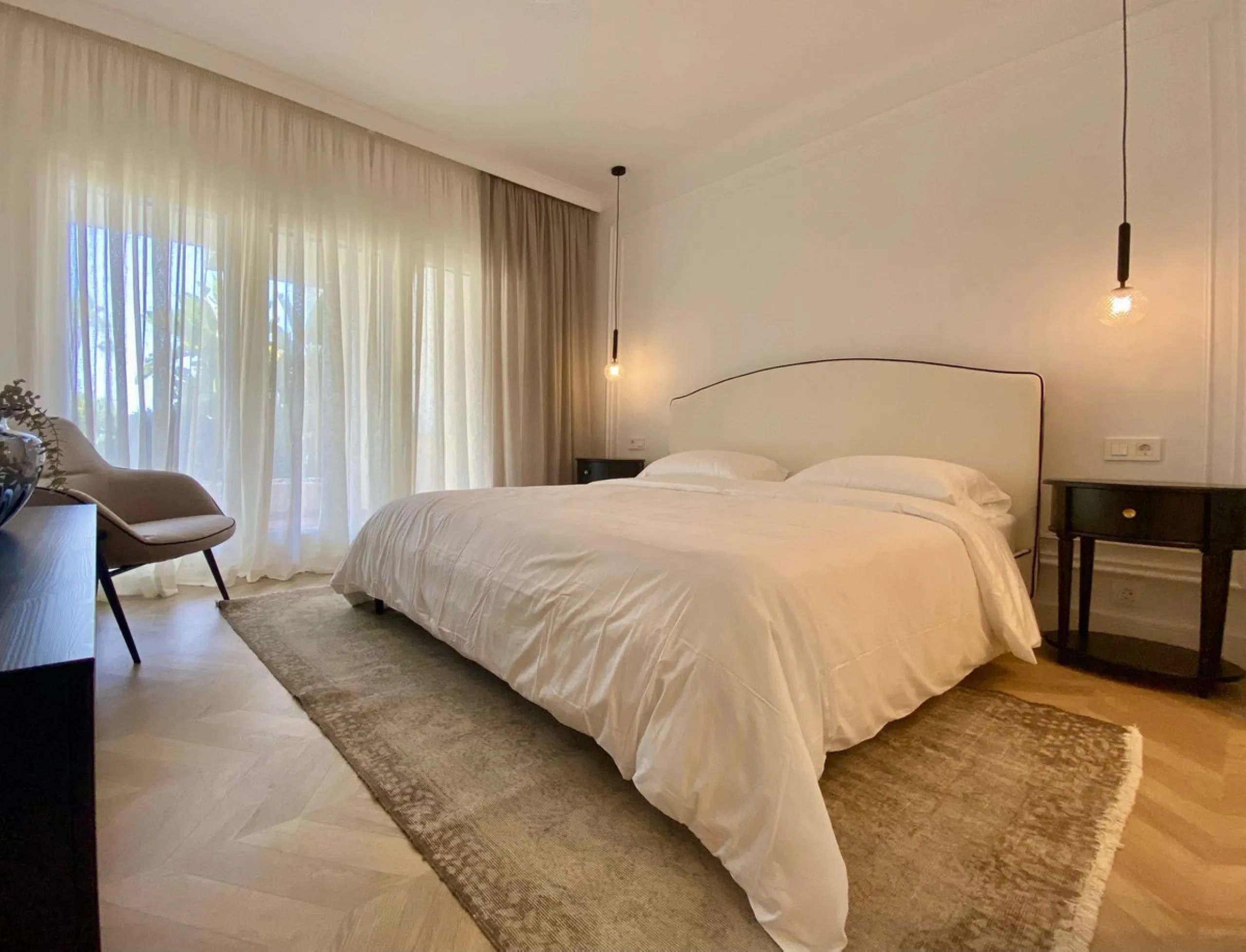 This gorgeous apartment is located in the upmarket urbanisation Bahia del Velerin - frontline beach, right on the beautiful paseo maritimo, meters away from the sea; with 24/7 security, underground parking, storage room, beautiful garden and swimming pool