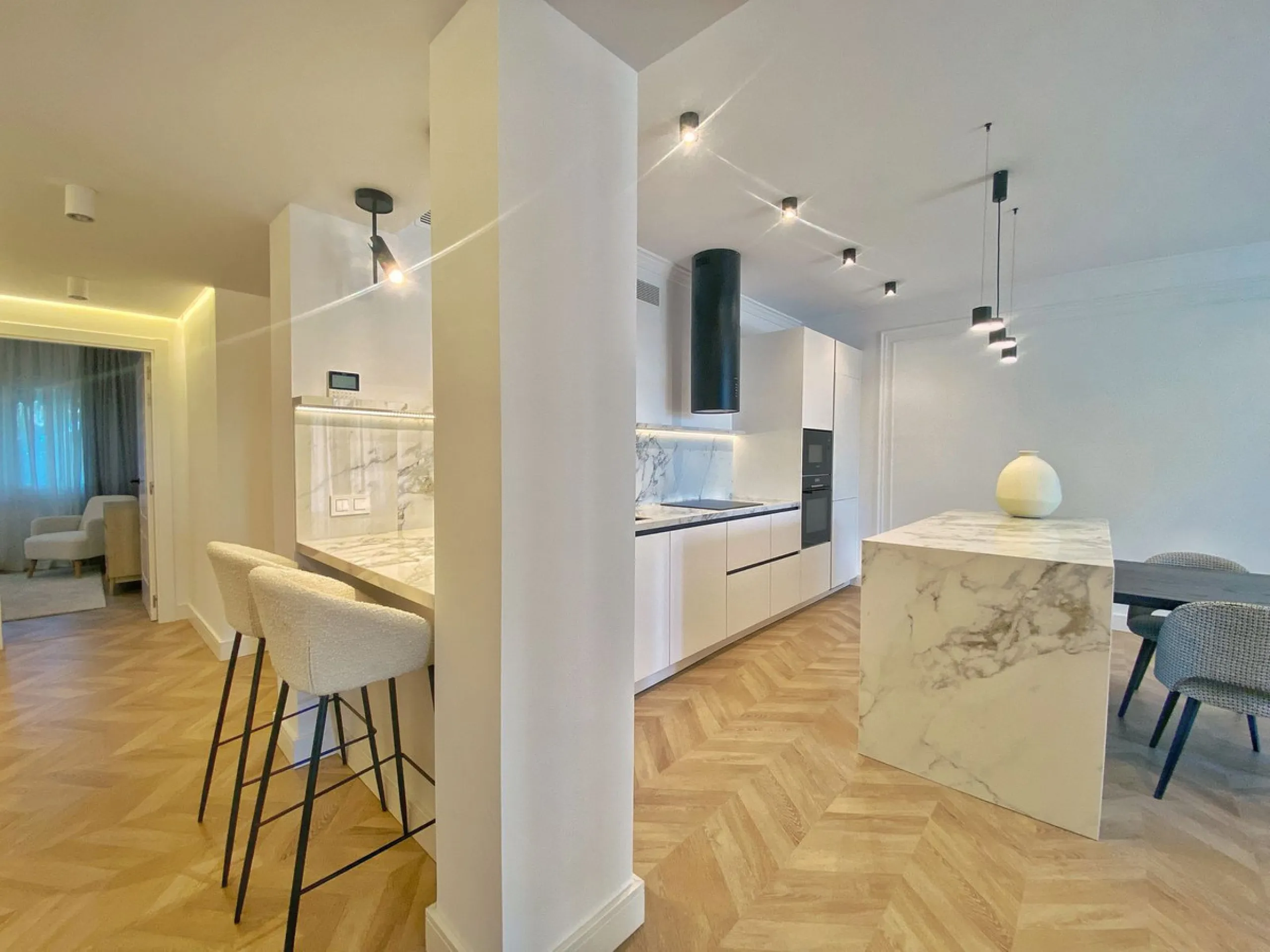 This gorgeous apartment is located in the upmarket urbanisation Bahia del Velerin - frontline beach, right on the beautiful paseo maritimo, meters away from the sea; with 24/7 security, underground parking, storage room, beautiful garden and swimming pool