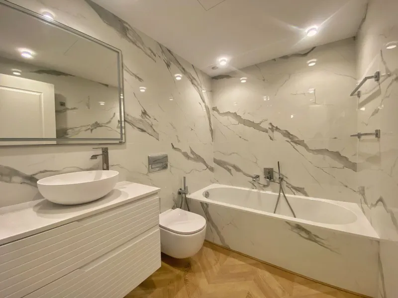 This gorgeous apartment is located in the upmarket urbanisation Bahia del Velerin - frontline beach, right on the beautiful paseo maritimo, meters away from the sea; with 24/7 security, underground parking, storage room, beautiful garden and swimming pool