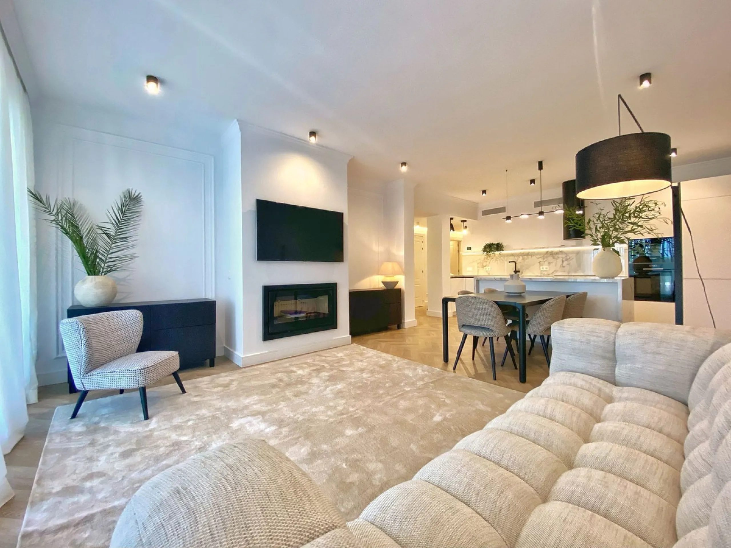 This gorgeous apartment is located in the upmarket urbanisation Bahia del Velerin - frontline beach, right on the beautiful paseo maritimo, meters away from the sea; with 24/7 security, underground parking, storage room, beautiful garden and swimming pool